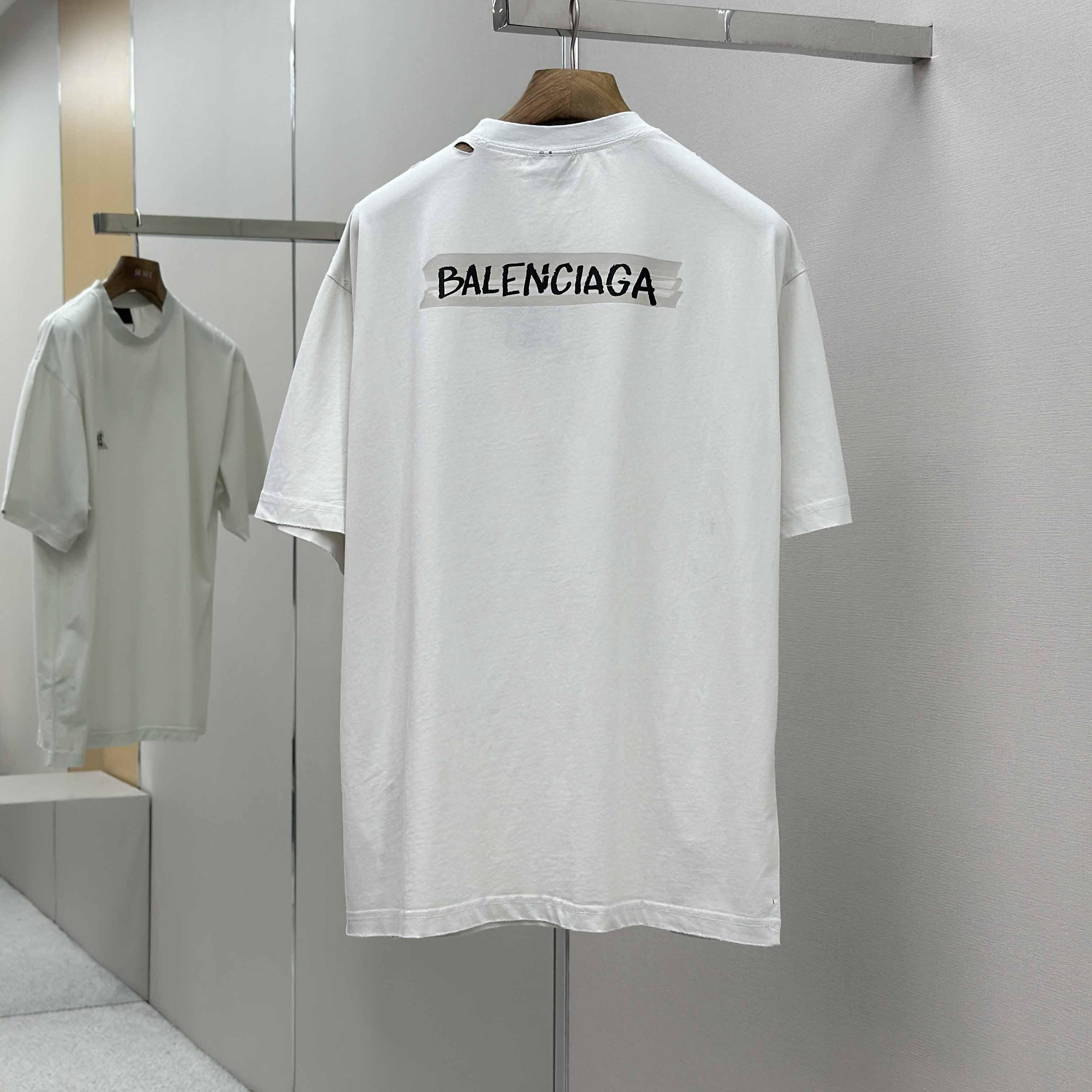 Balenciaga T-Shirt Medium Fit  - DesignerGu