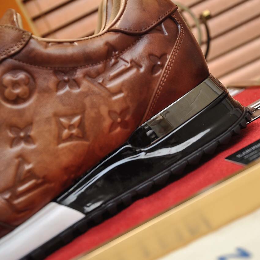 Louis Vuitton Sneaker        - DesignerGu