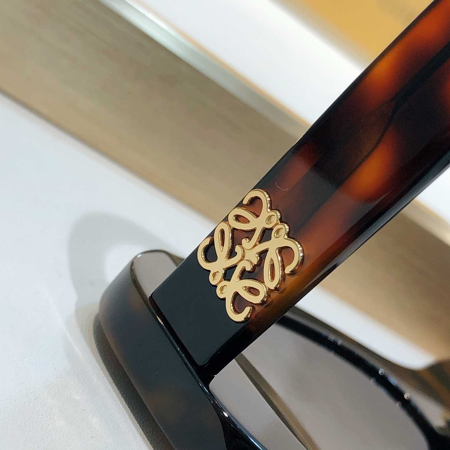 Loewe LW40181I Sunglasses  - DesignerGu