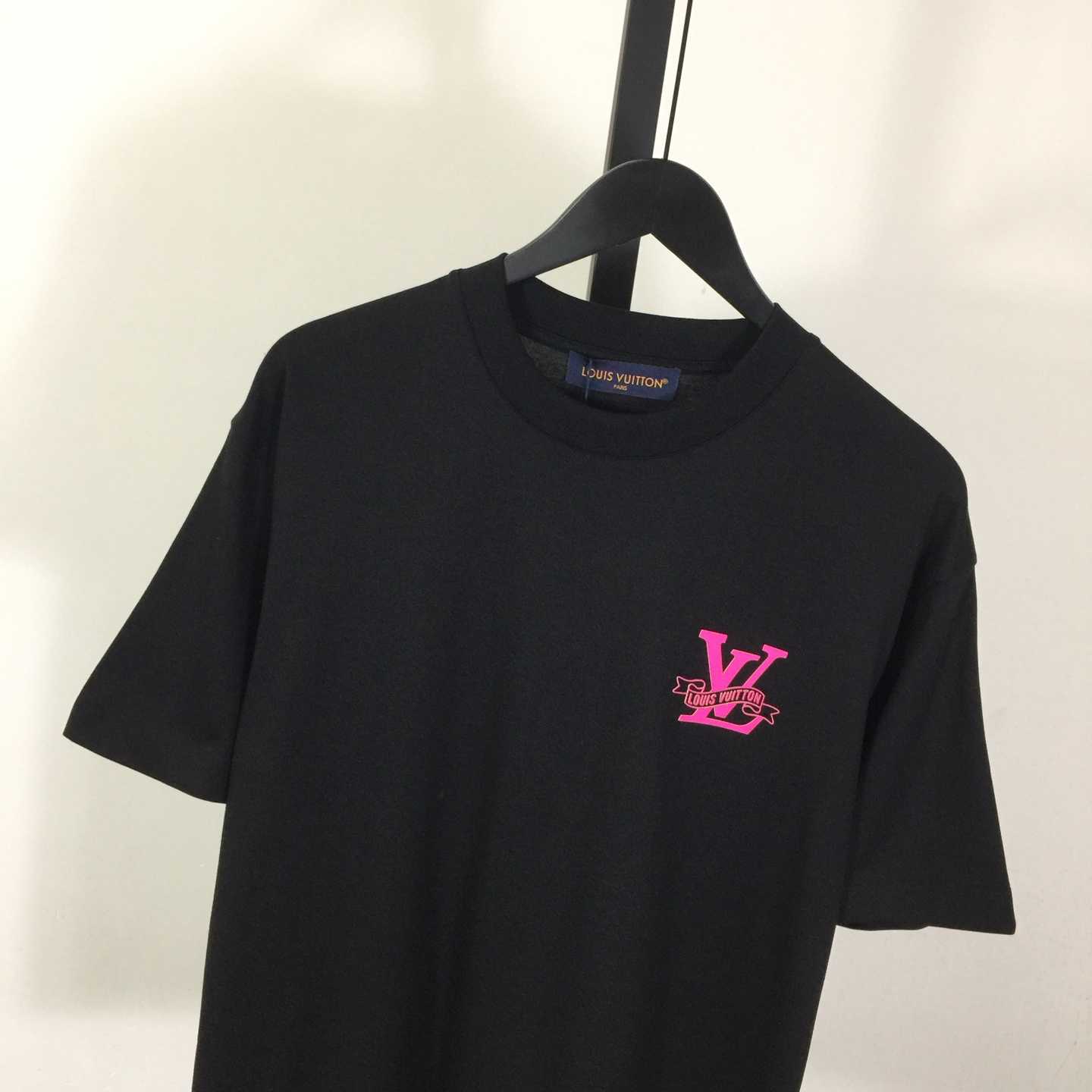 Louis Vuitton Cotton T-shirt Featuring Pink LV Logo Graphic On The Chest - DesignerGu