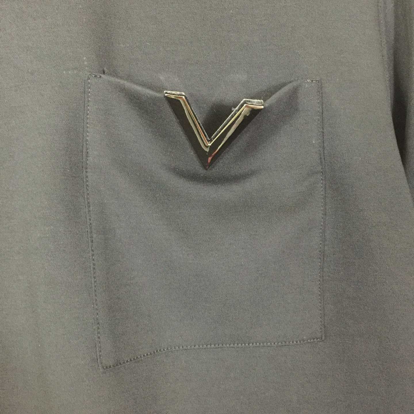 Louis Vuitton V Pocket Logo T-shirt - DesignerGu