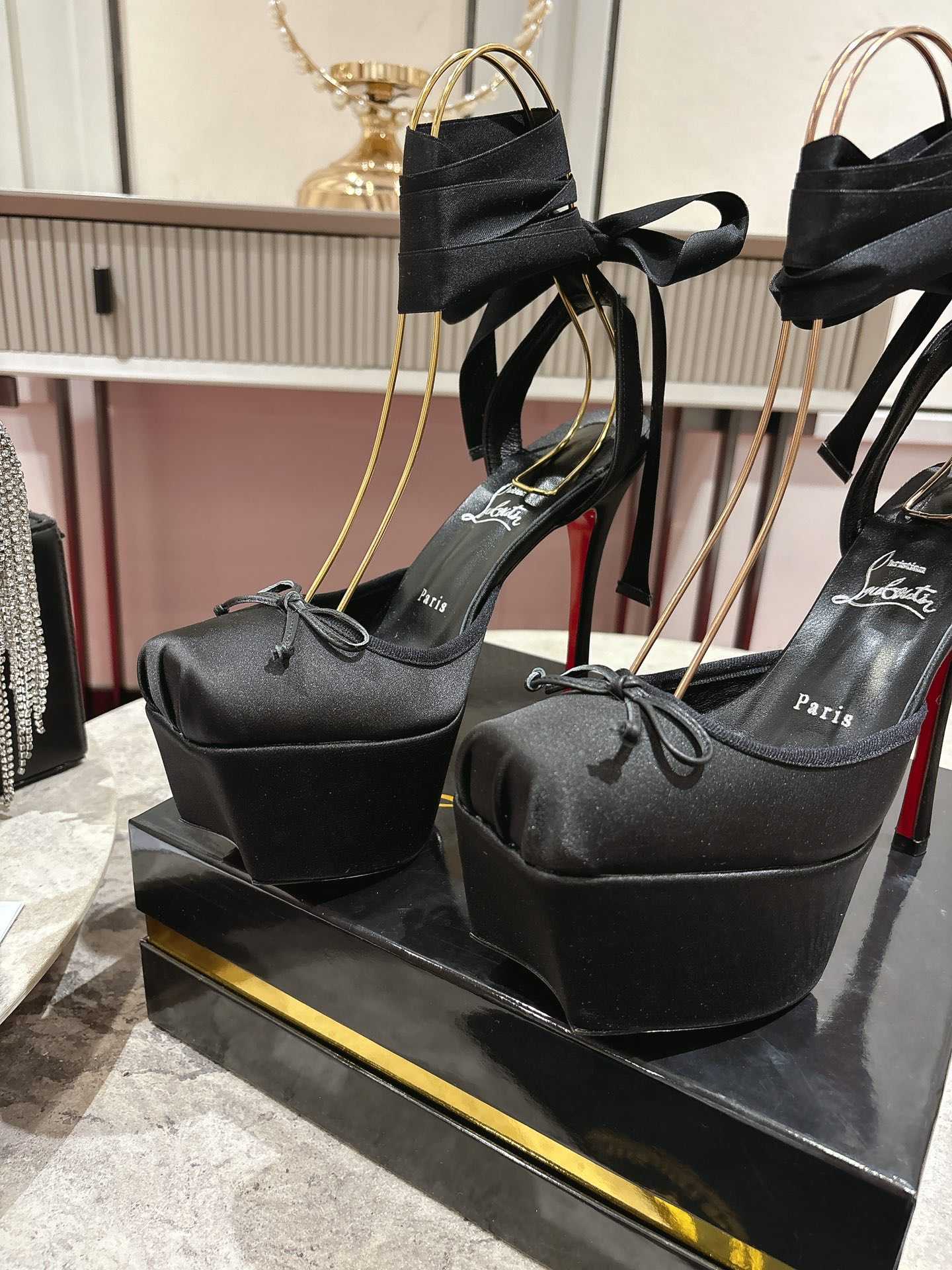 Christian Louboutin Cassia Lace Up Alta - DesignerGu