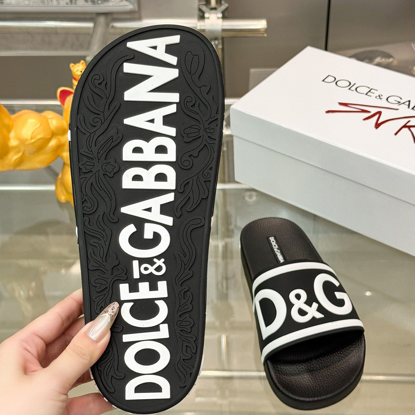 Dolce & Gabbana Rubber Beachwear Sliders With DG Logo - DesignerGu