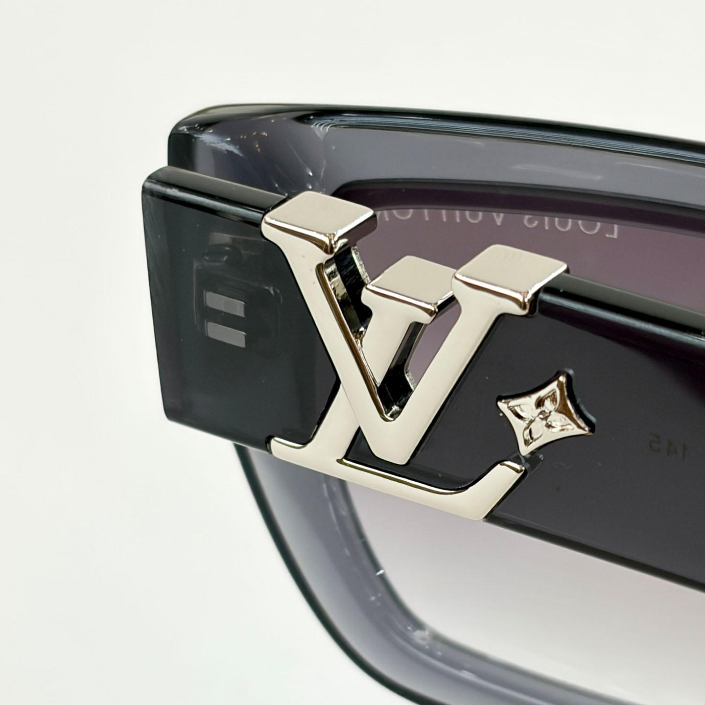Louis Vuitton Sunglasses   Z2872U - DesignerGu