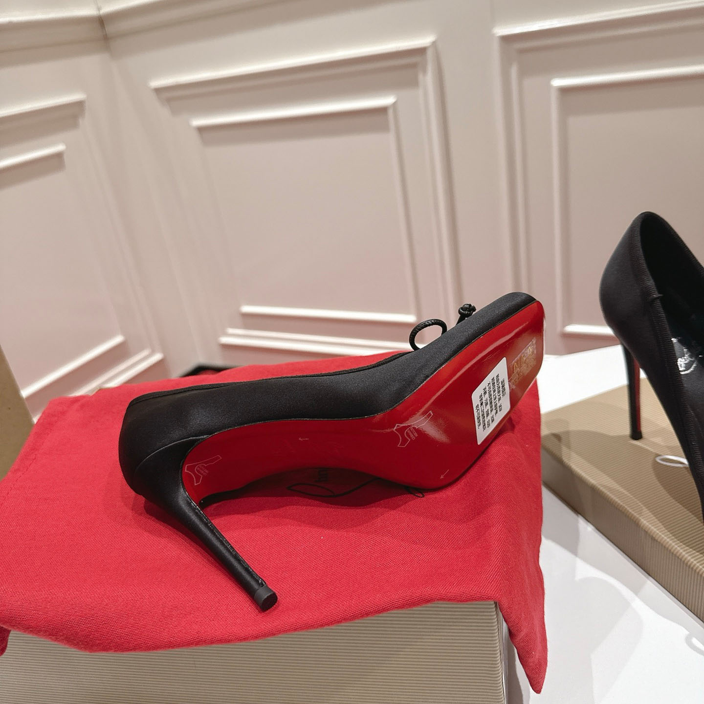 Christian Louboutin Cassia Nodo 100 mm Pumps  Crepe Satin - DesignerGu