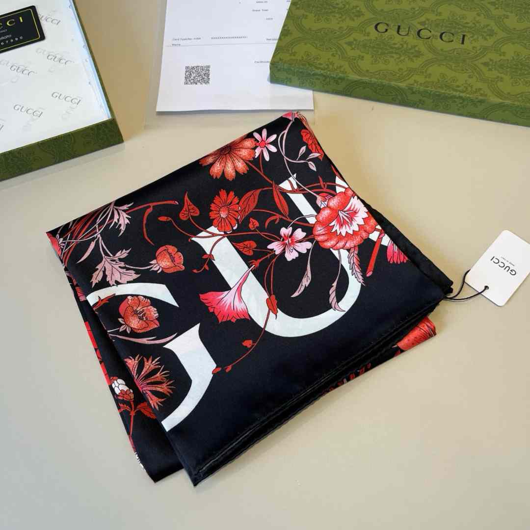 Gucci Floral Print Silk Carré Silk - DesignerGu