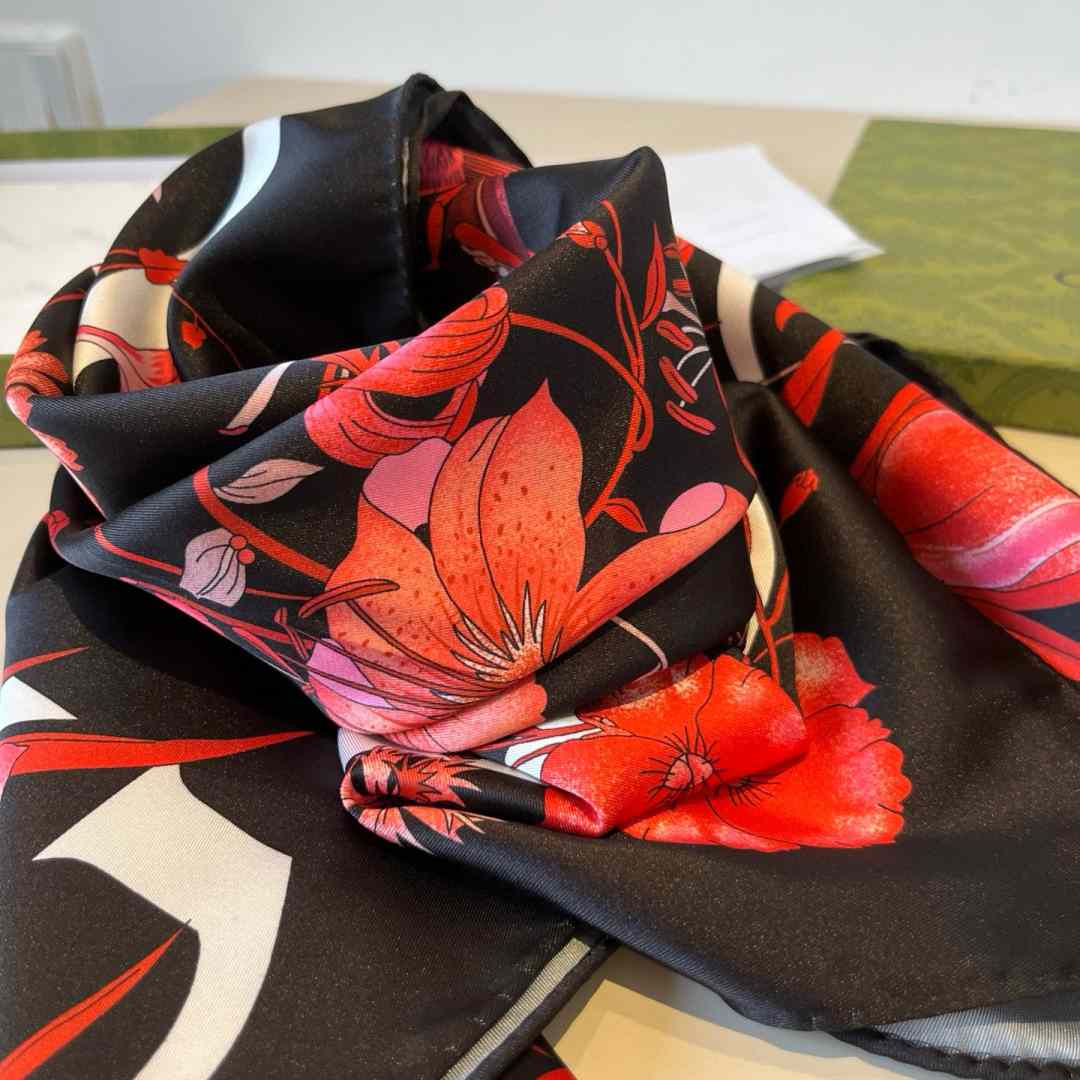 Gucci Floral Print Silk Carré Silk - DesignerGu