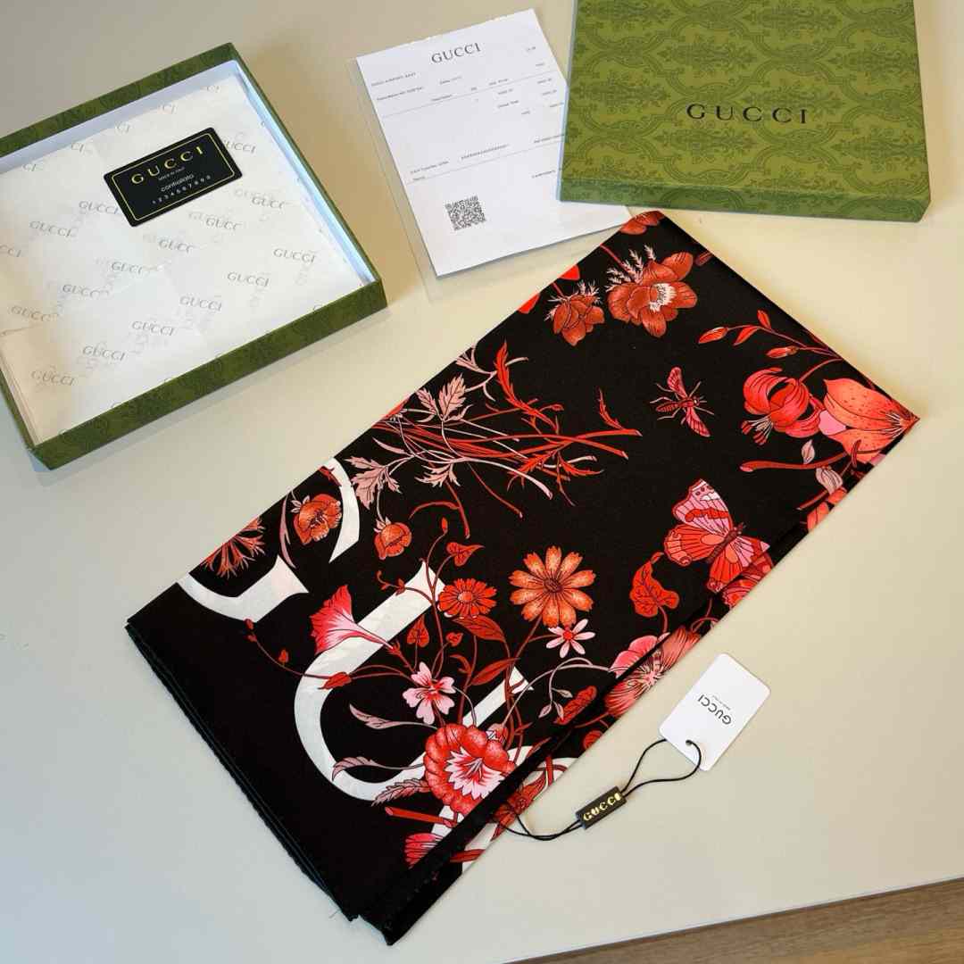 Gucci Floral Print Silk Carré Silk - DesignerGu