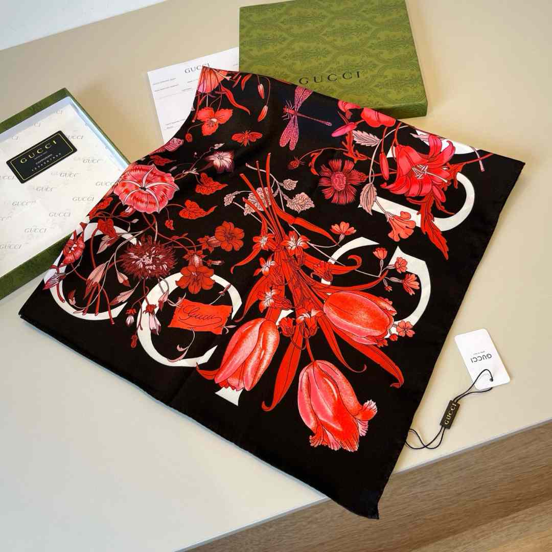 Gucci Floral Print Silk Carré Silk - DesignerGu