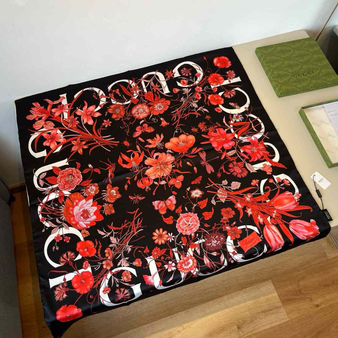 Gucci Floral Print Silk Carré Silk - DesignerGu