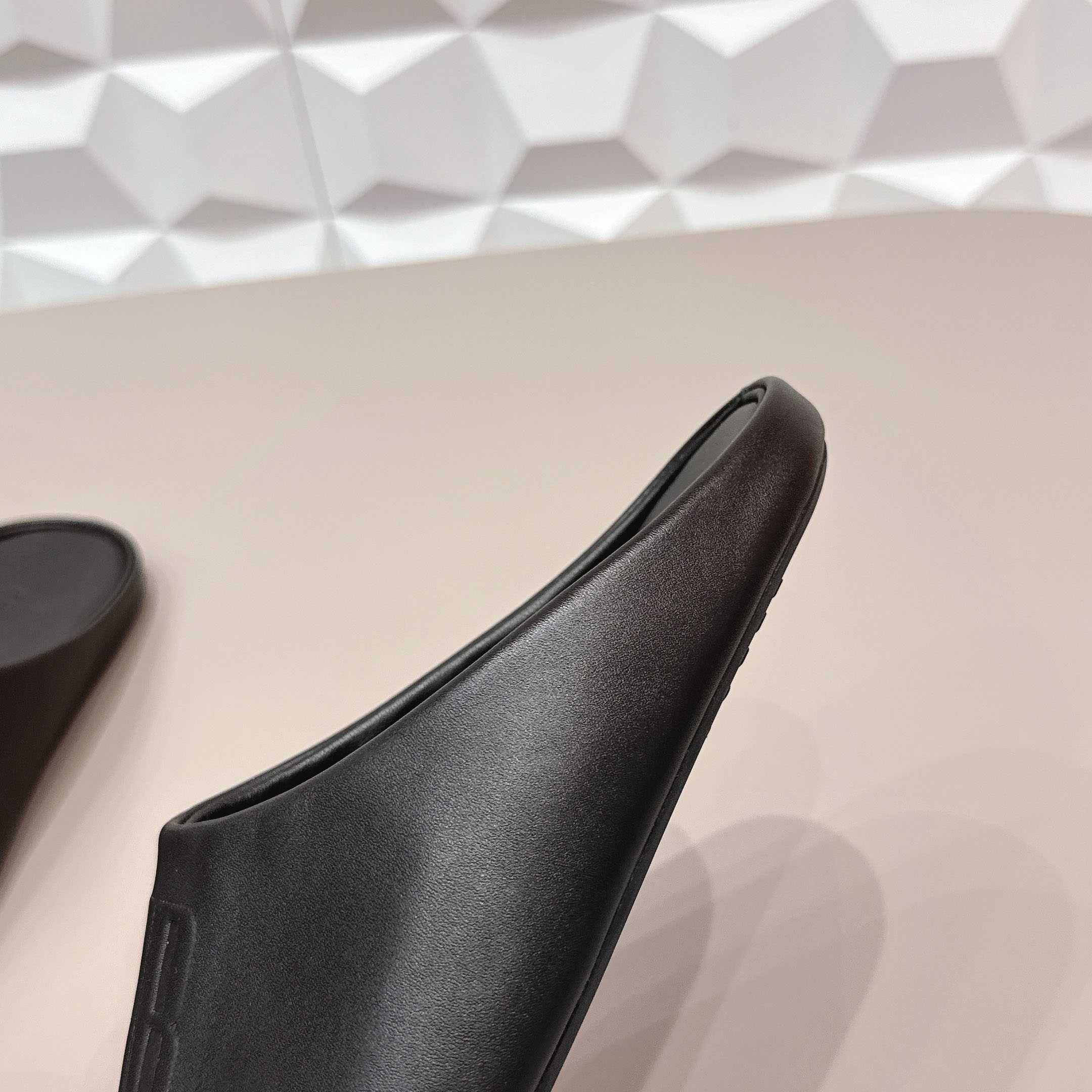 Balenciaga Château Flat Mules - DesignerGu