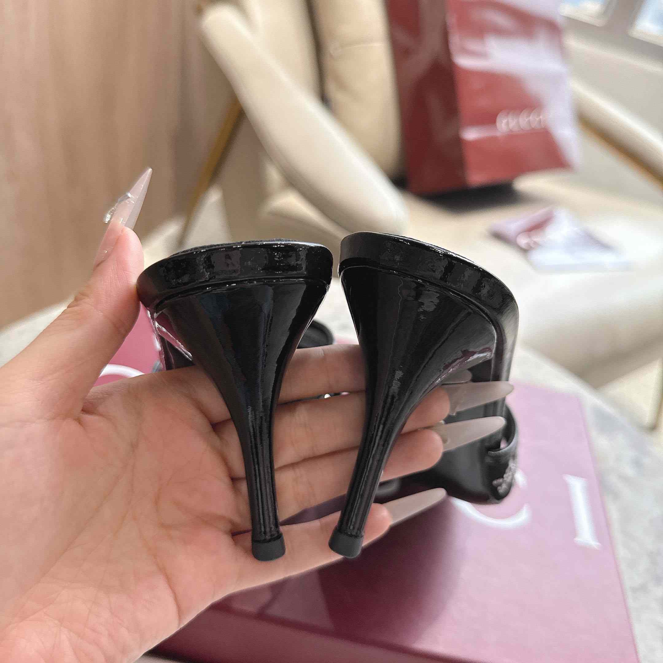 Gucci Women's crystal slide sandal - DesignerGu