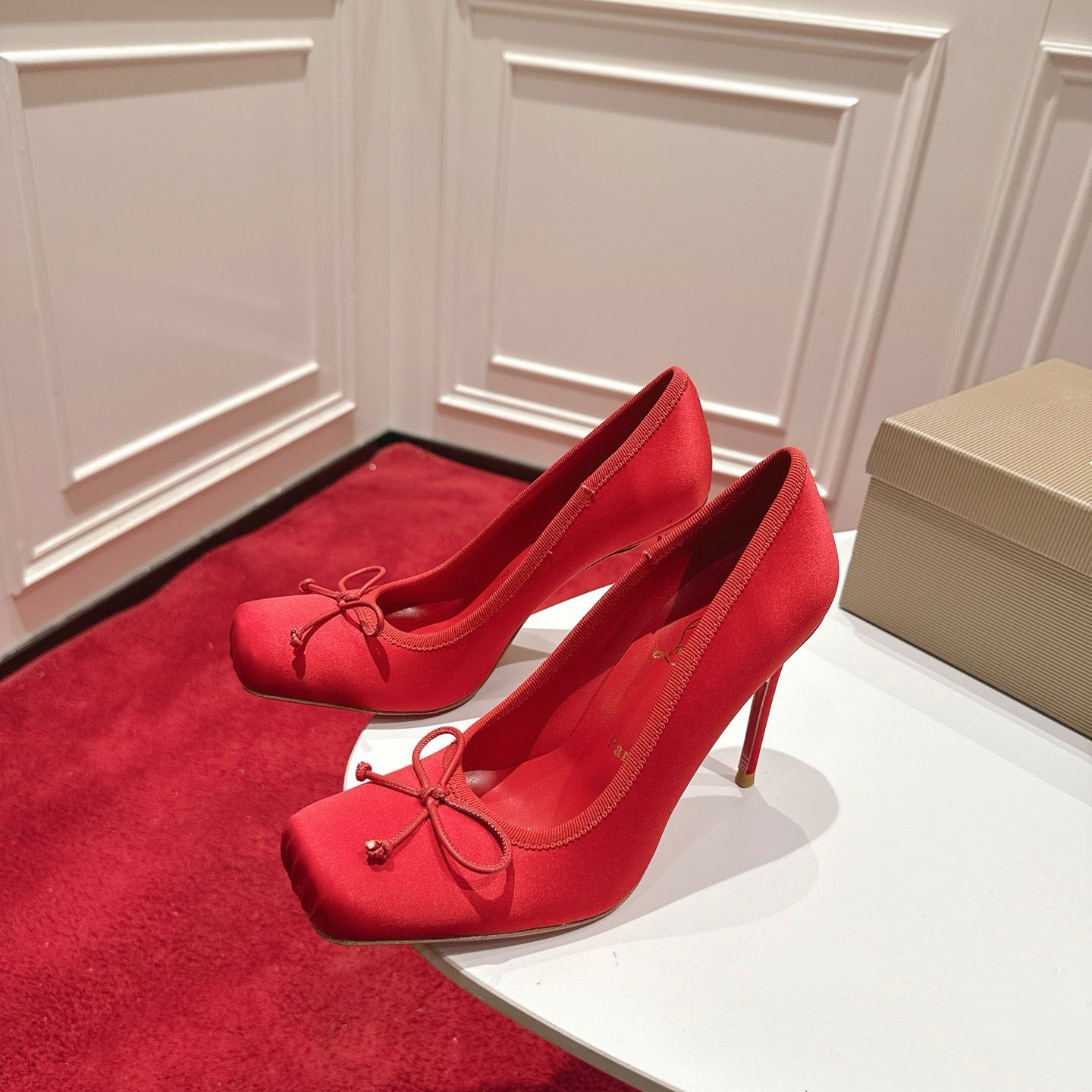 Christian Louboutin Cassia Nodo 100 mm Pumps  Crepe Satin - DesignerGu