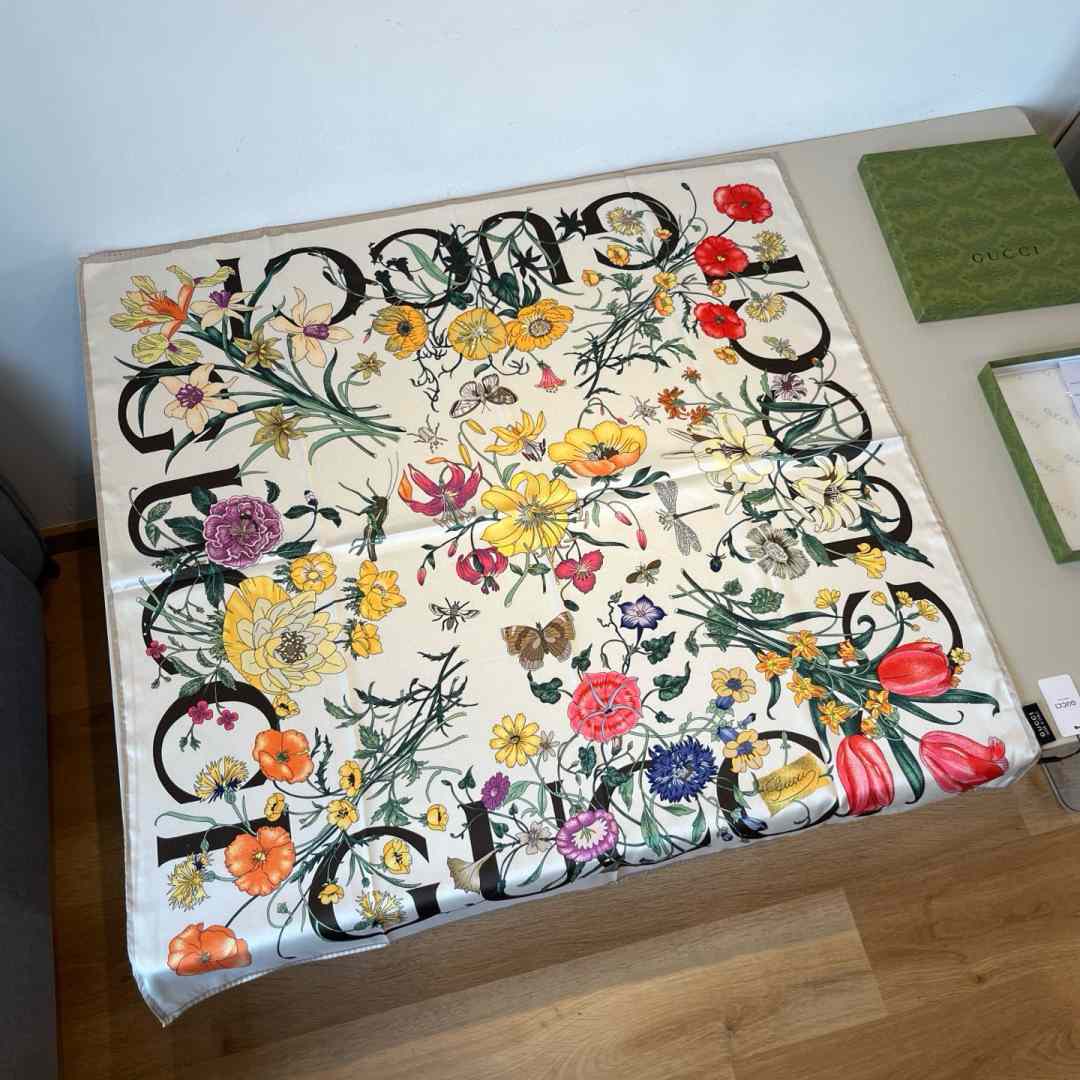 Gucci Floral Print Silk Carré Silk - DesignerGu