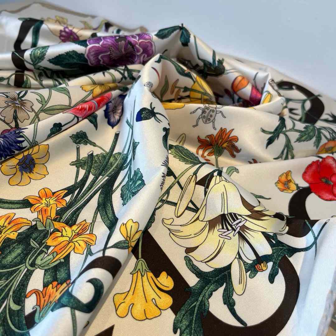 Gucci Floral Print Silk Carré Silk - DesignerGu