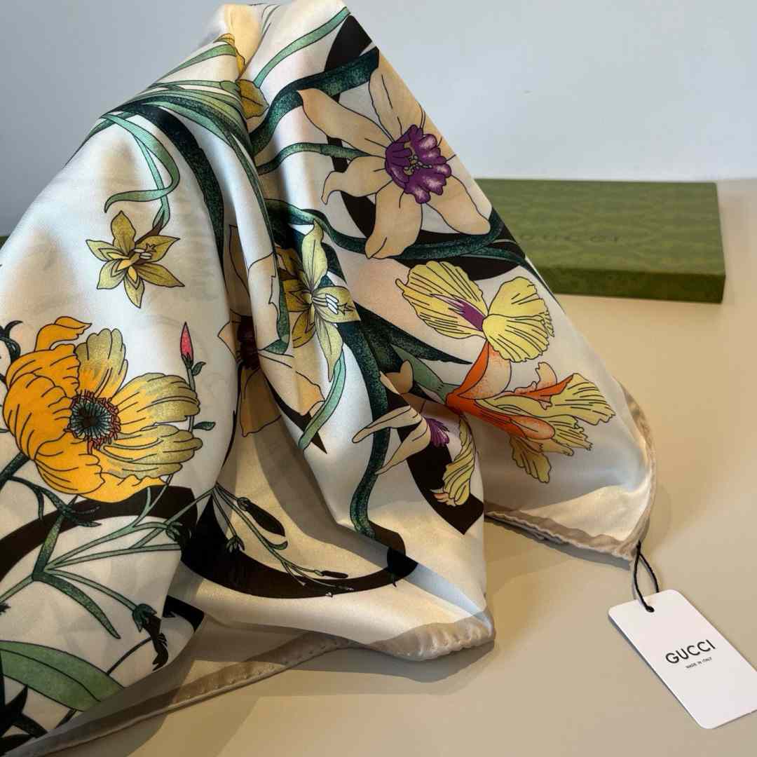 Gucci Floral Print Silk Carré Silk - DesignerGu