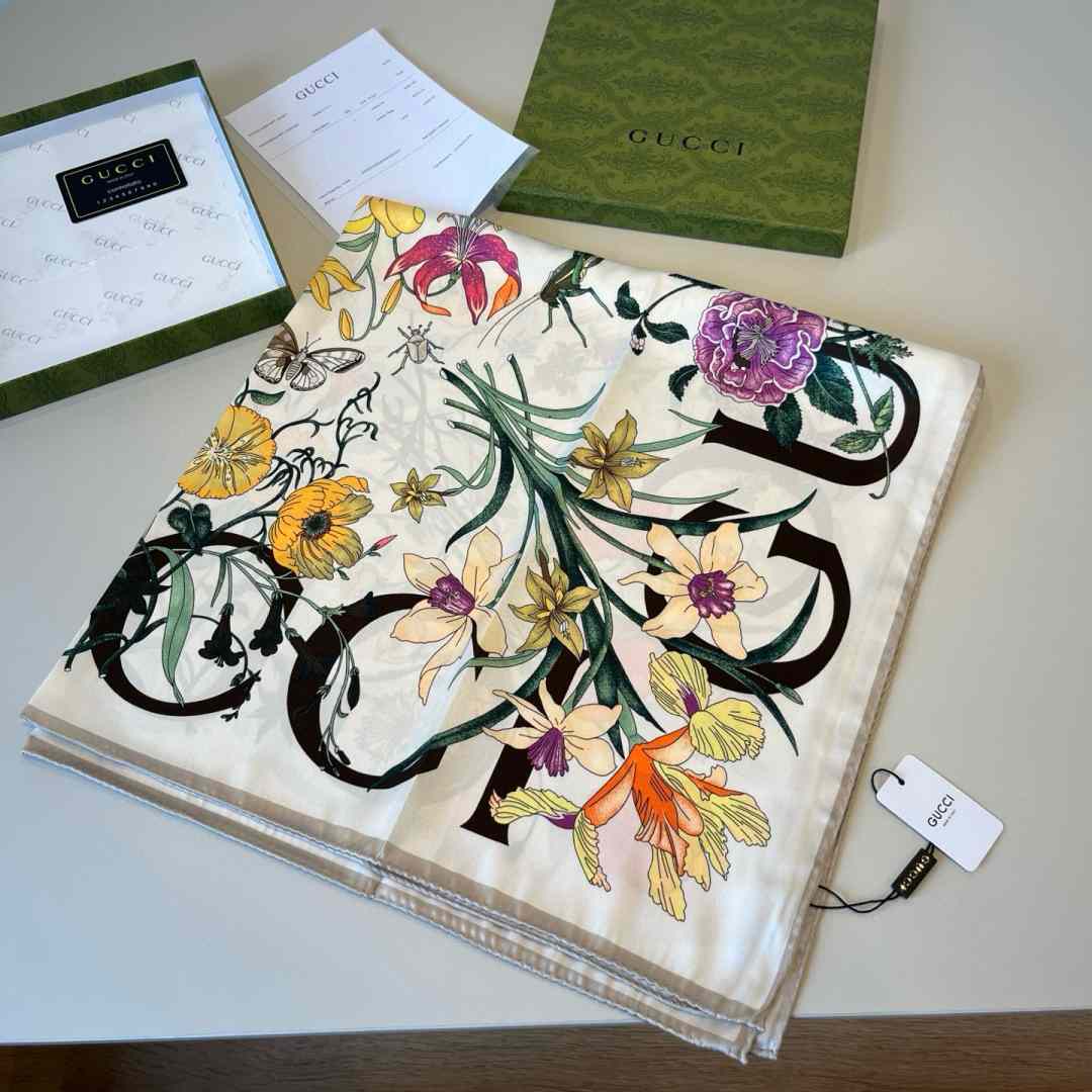 Gucci Floral Print Silk Carré Silk - DesignerGu