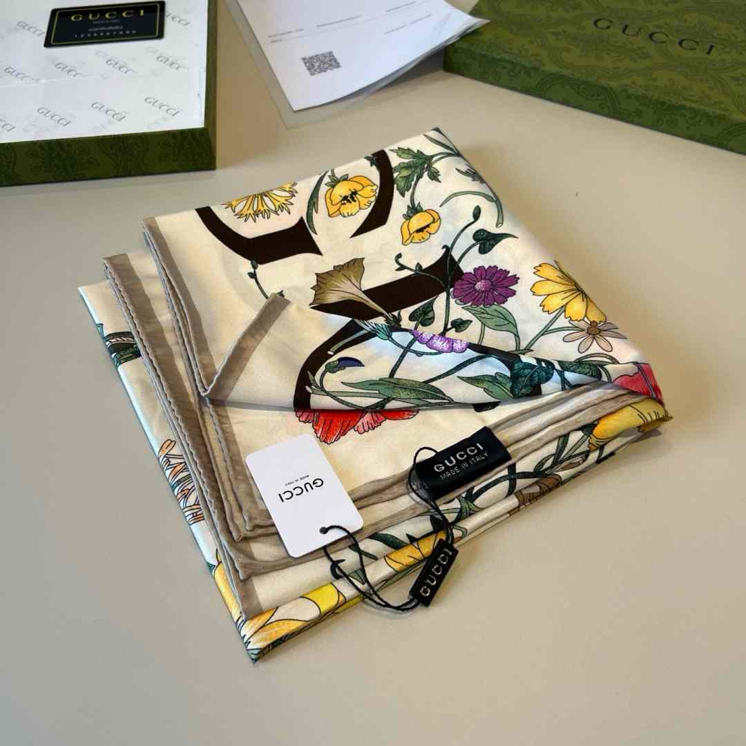 Gucci Floral Print Silk Carré Silk - DesignerGu