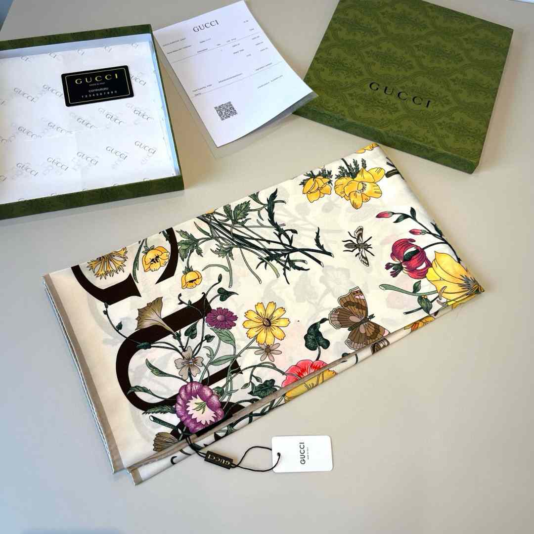 Gucci Floral Print Silk Carré Silk - DesignerGu