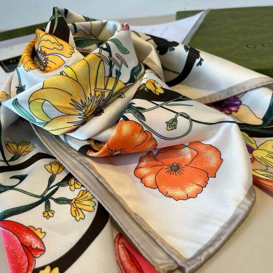 Gucci Floral Print Silk Carré Silk - DesignerGu