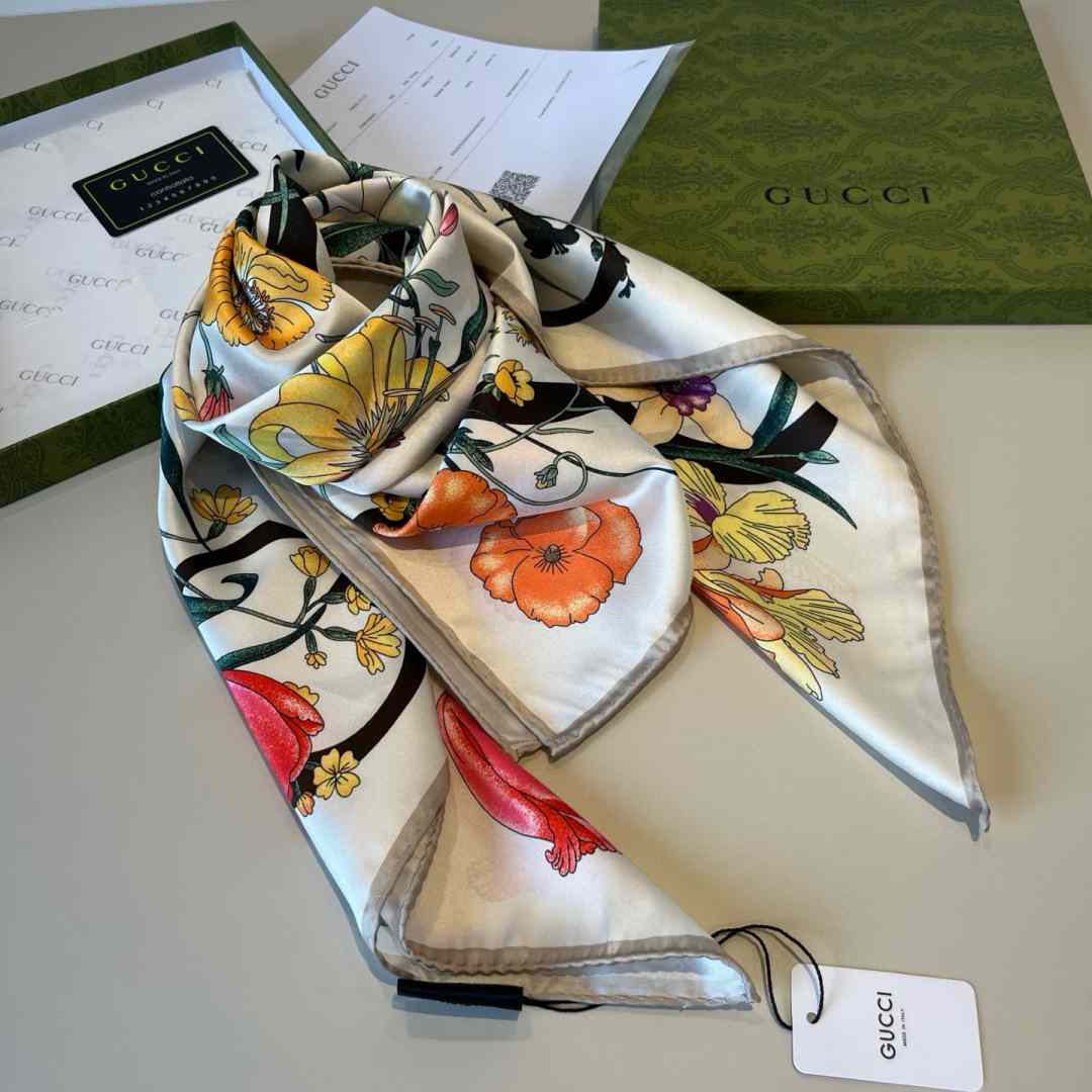 Gucci Floral Print Silk Carré Silk - DesignerGu
