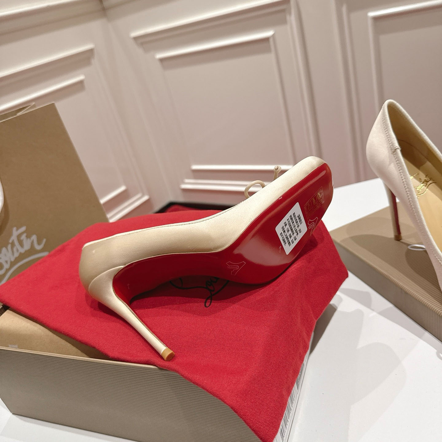 Christian Louboutin Cassia Nodo 100 mm Pumps  Crepe Satin - DesignerGu