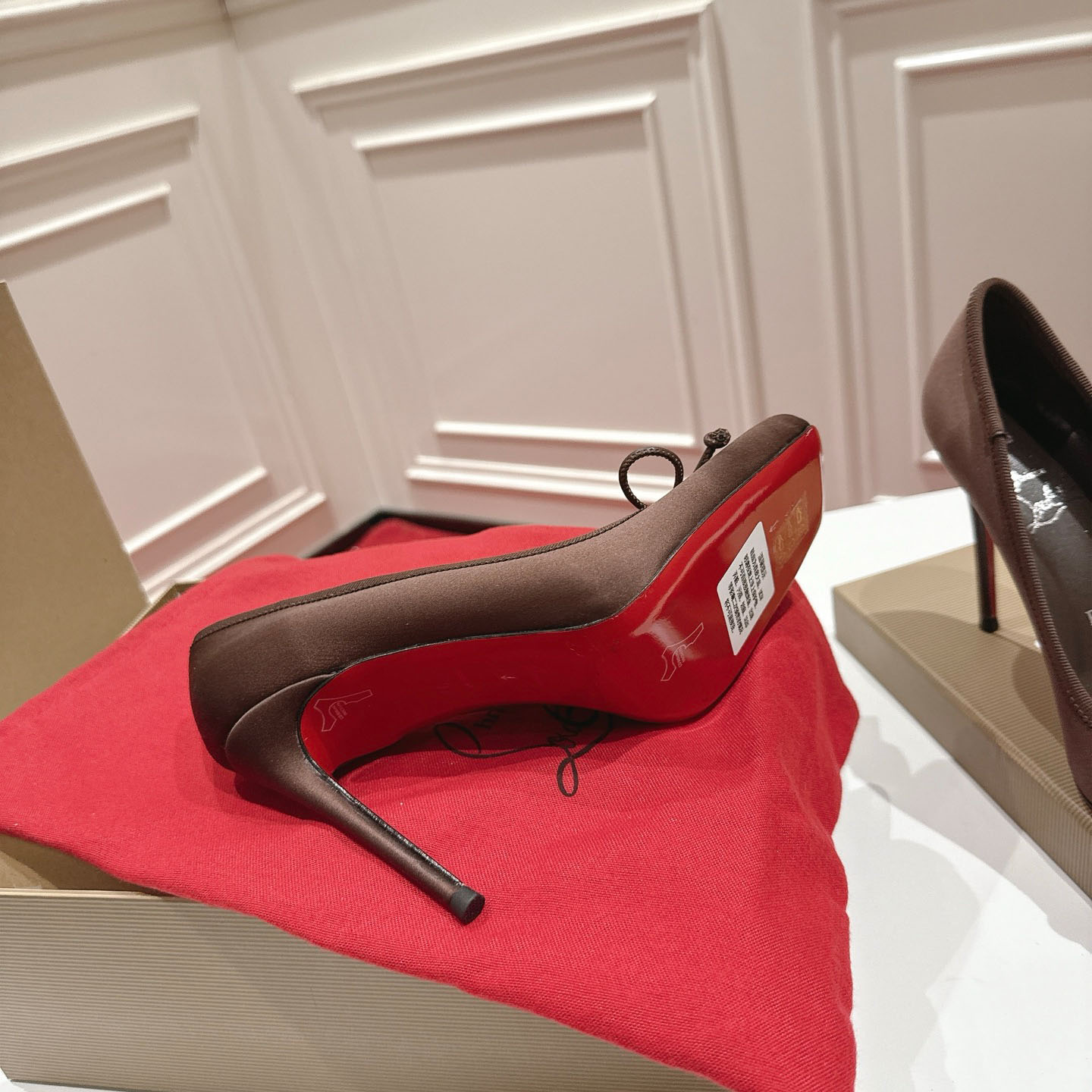 Christian Louboutin Cassia Nodo 100 mm Pumps  Crepe Satin - DesignerGu