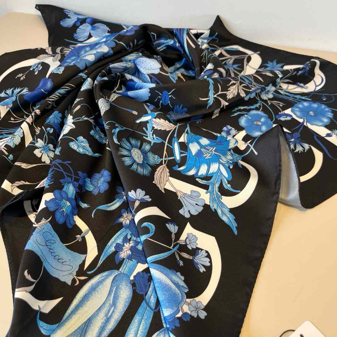 Gucci Floral Print Silk Carré Silk - DesignerGu