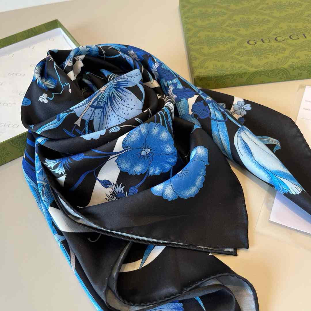 Gucci Floral Print Silk Carré Silk - DesignerGu