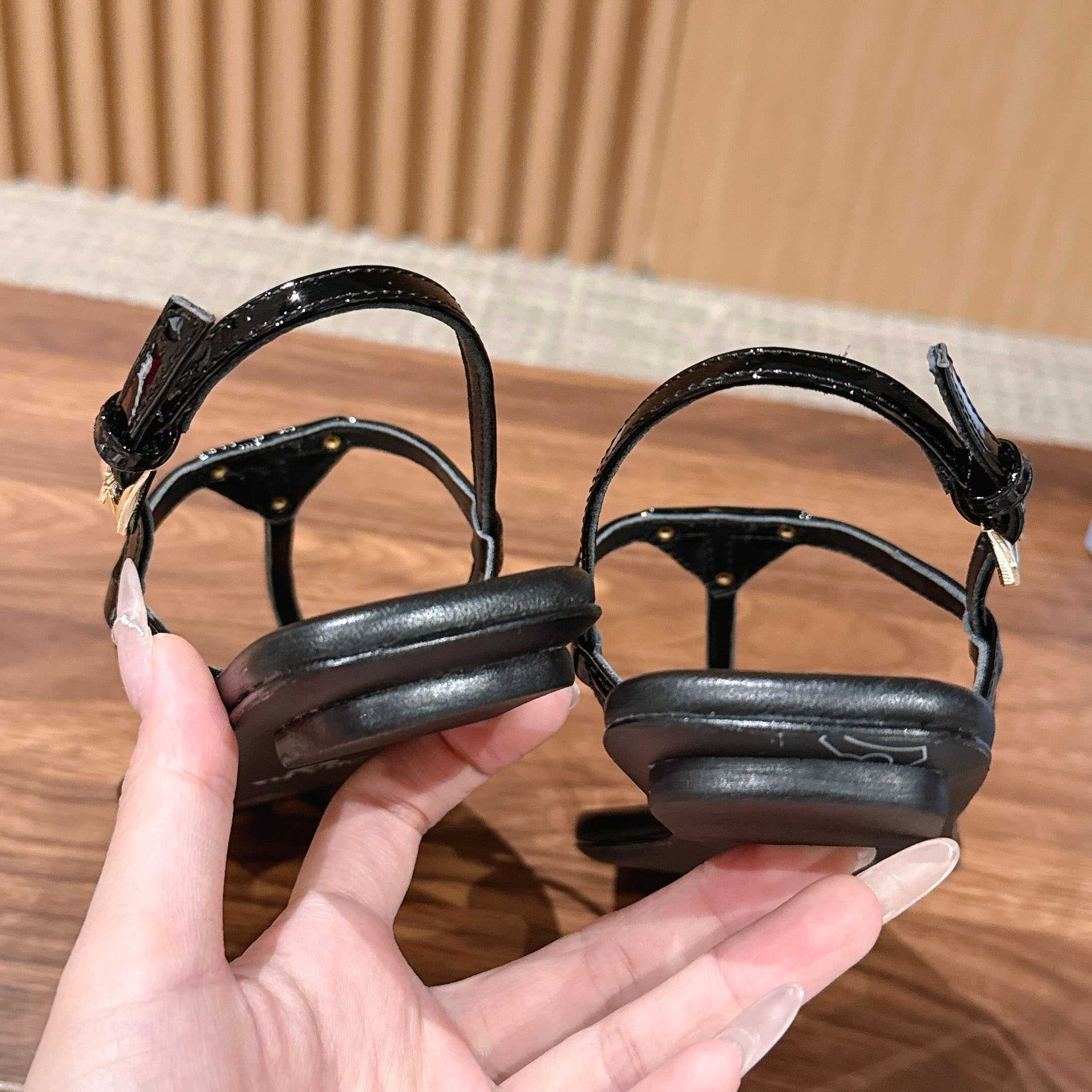 Prada Patent Leather Thong Sandals - DesignerGu