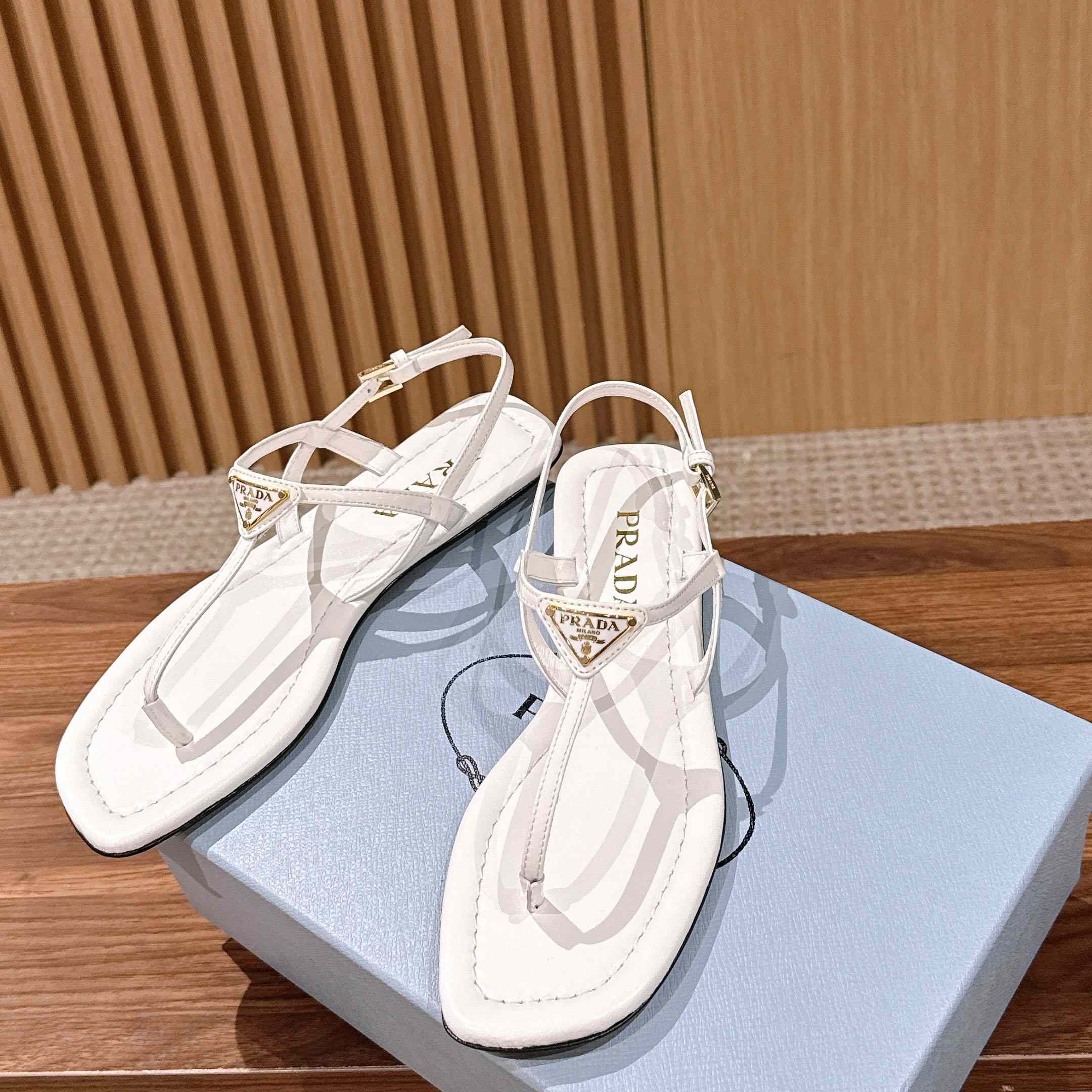Prada Patent Leather Thong Sandals - DesignerGu