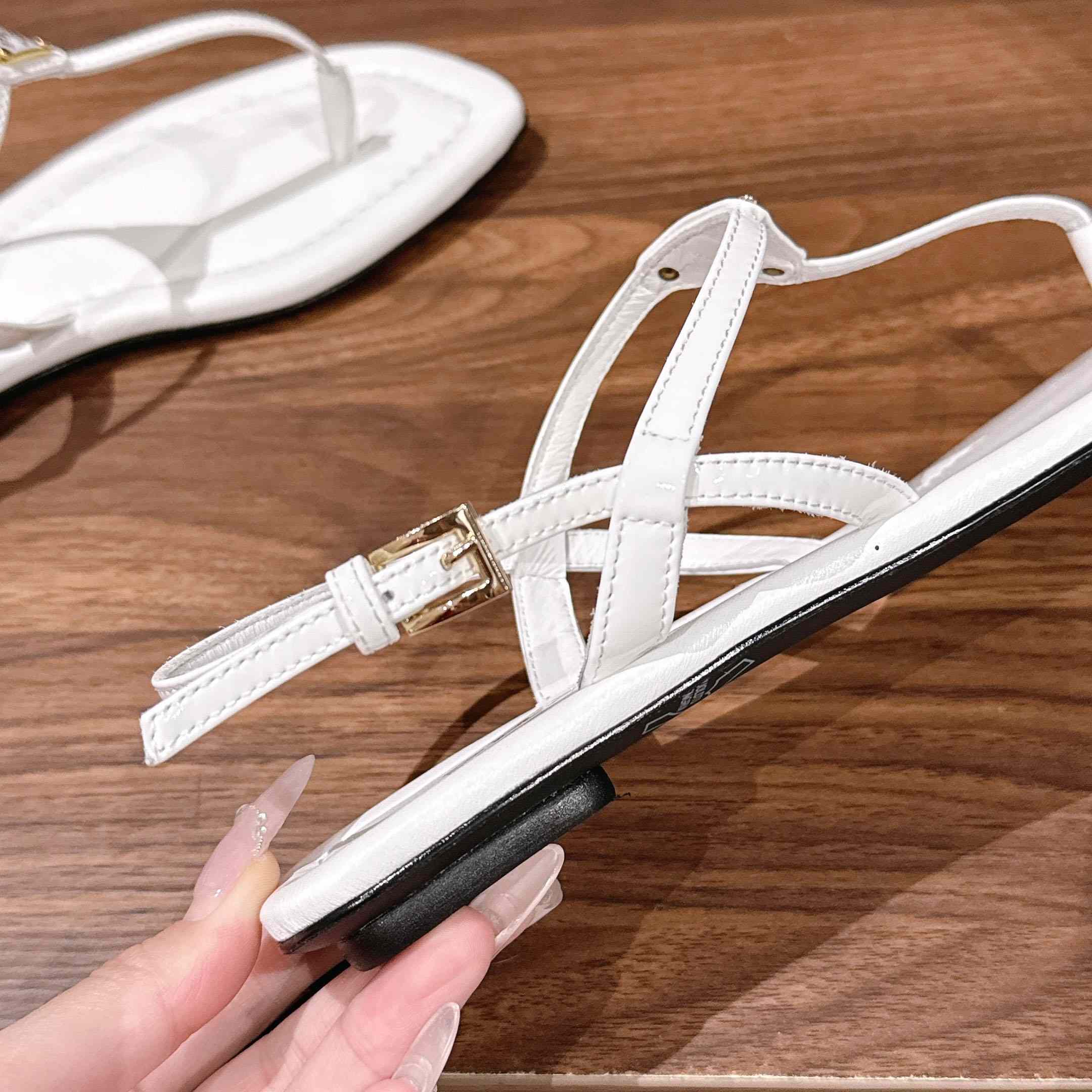 Prada Patent Leather Thong Sandals - DesignerGu