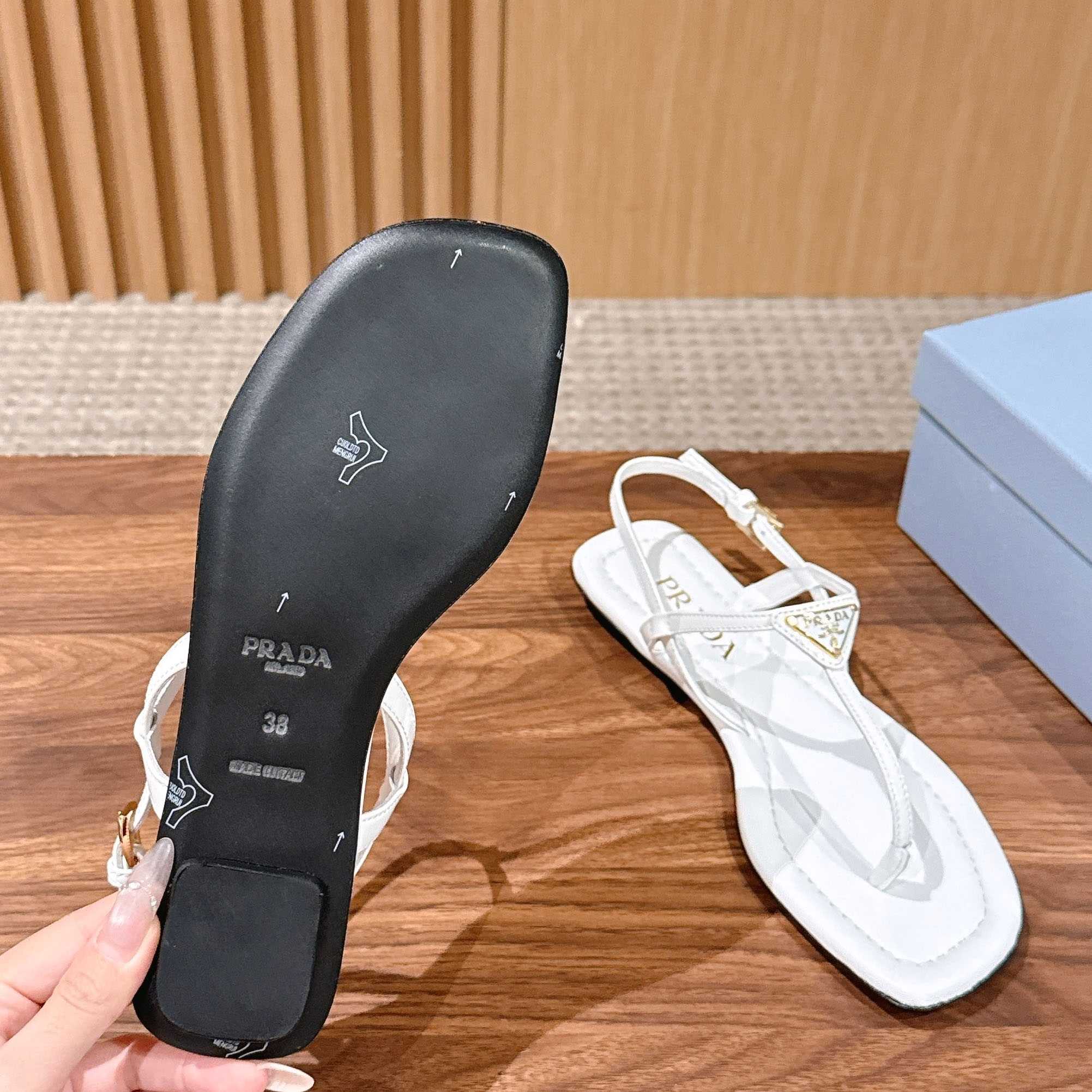 Prada Patent Leather Thong Sandals - DesignerGu