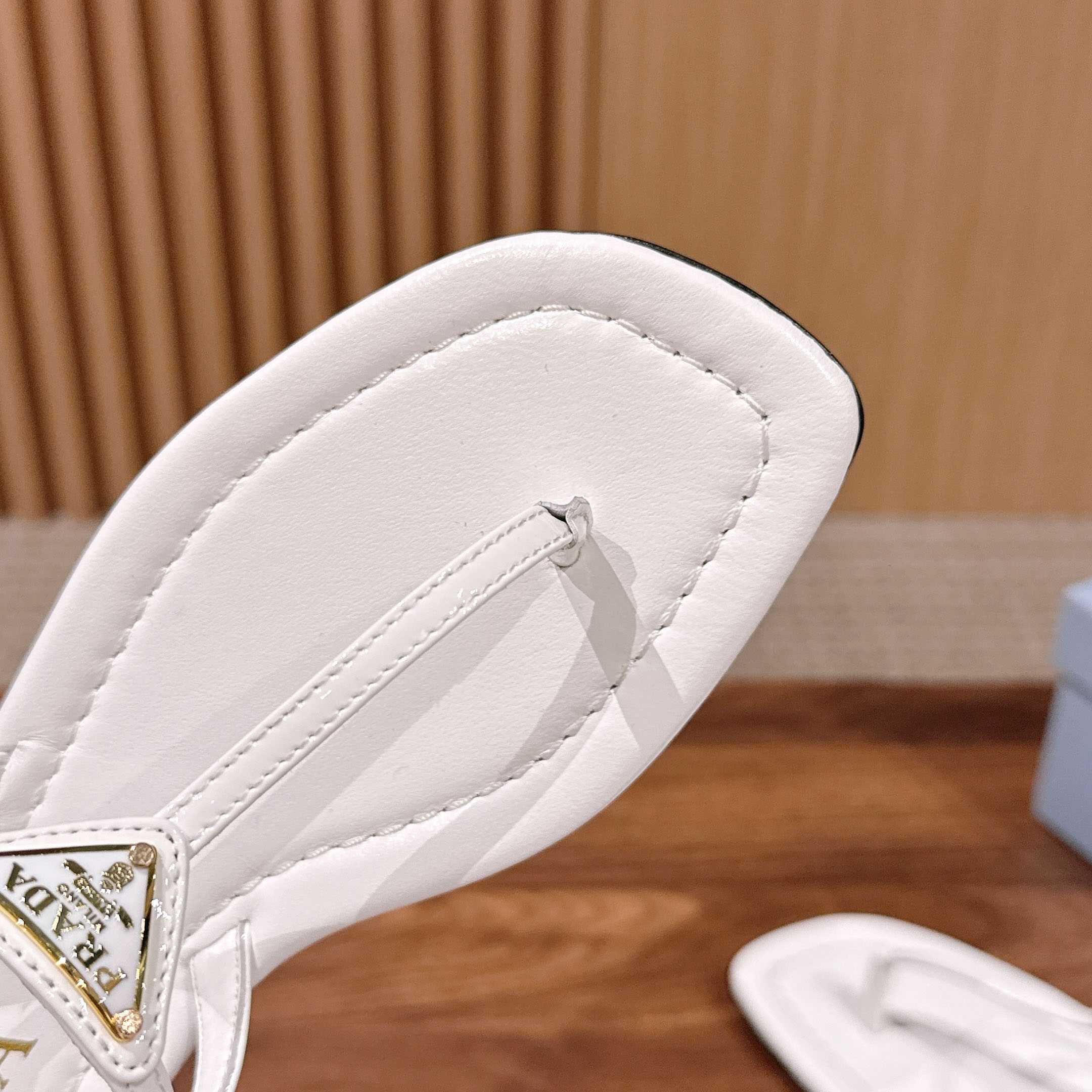 Prada Patent Leather Thong Sandals - DesignerGu