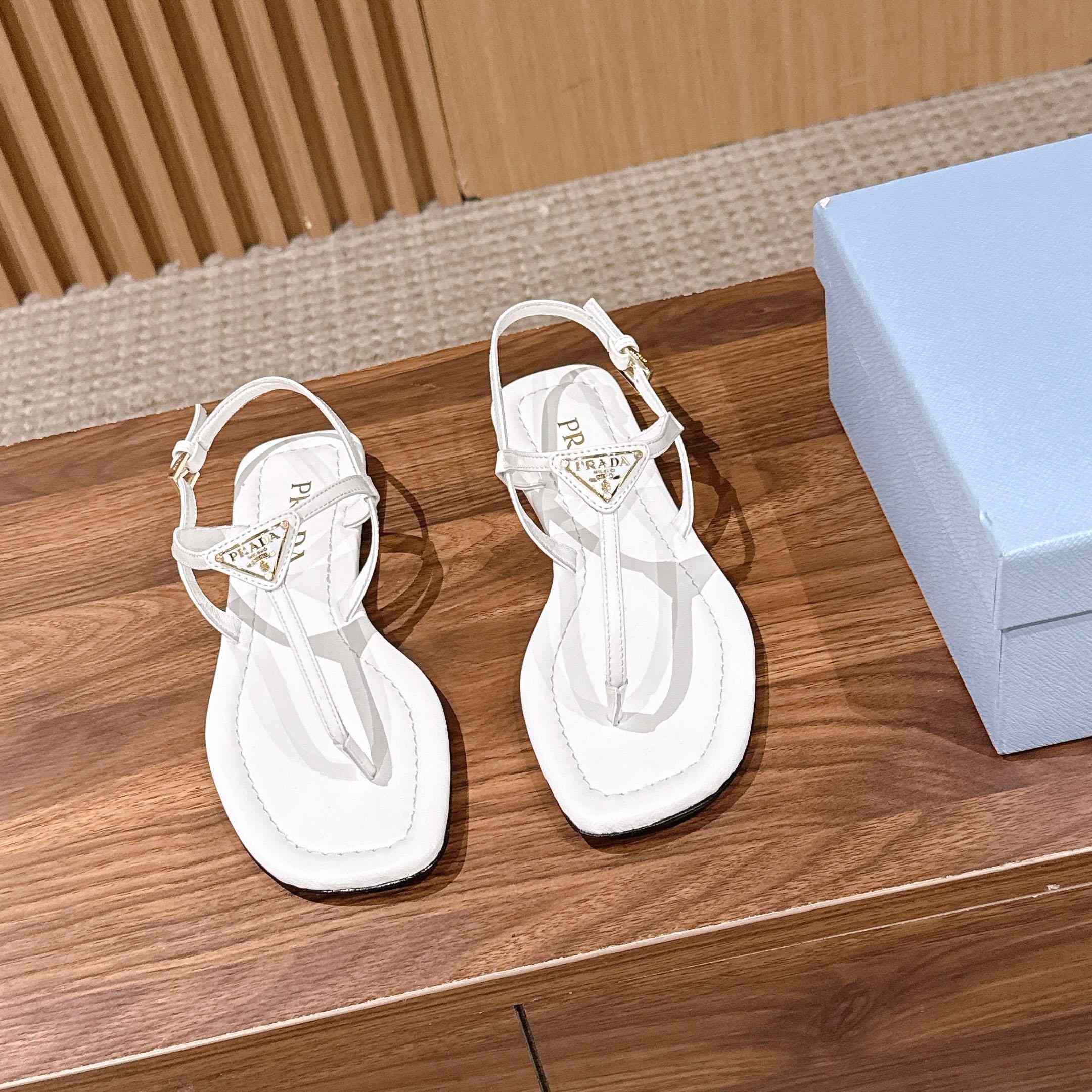 Prada Patent Leather Thong Sandals - DesignerGu
