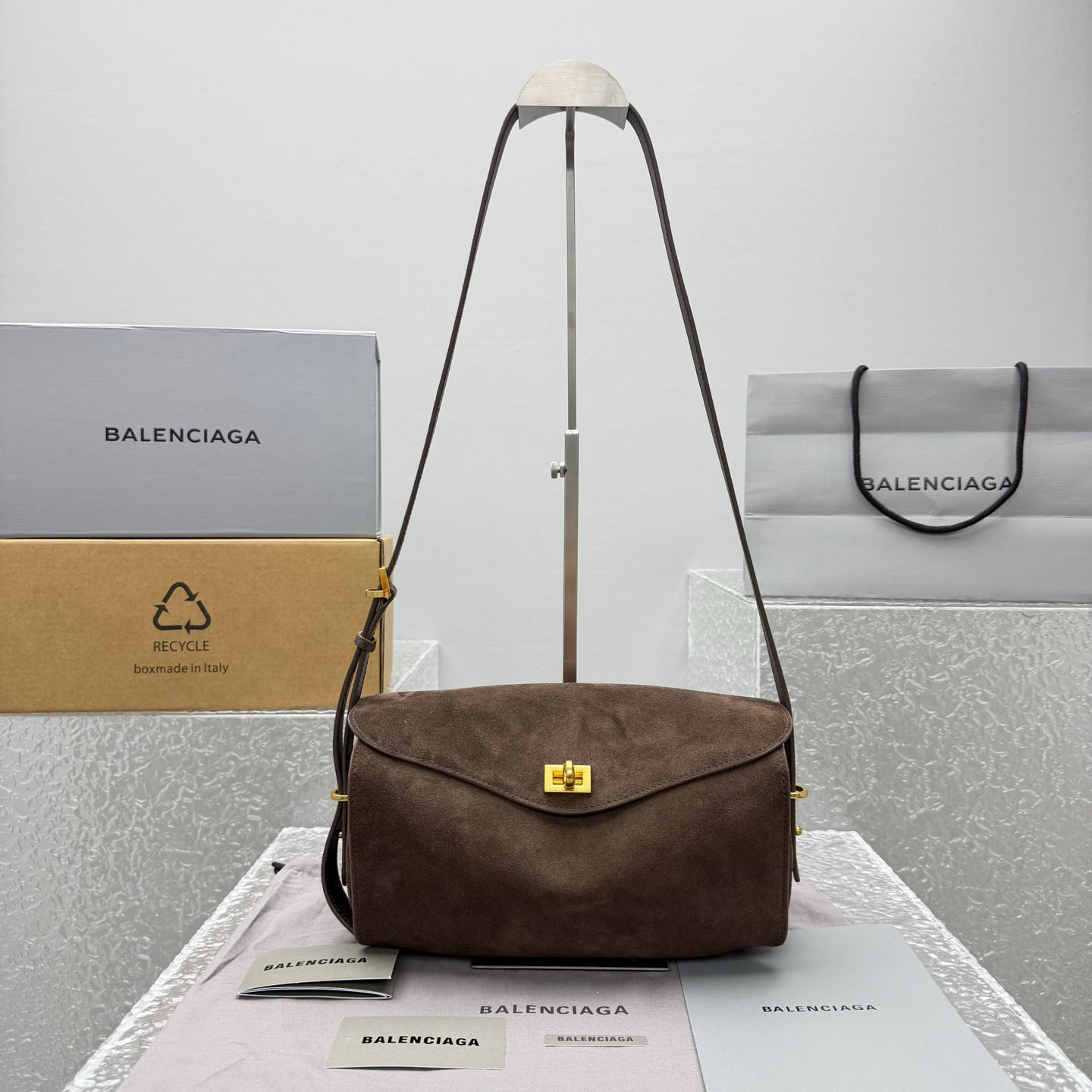 Balenciaga  Le 7 Shoulder Bag Medium In Moka - DesignerGu