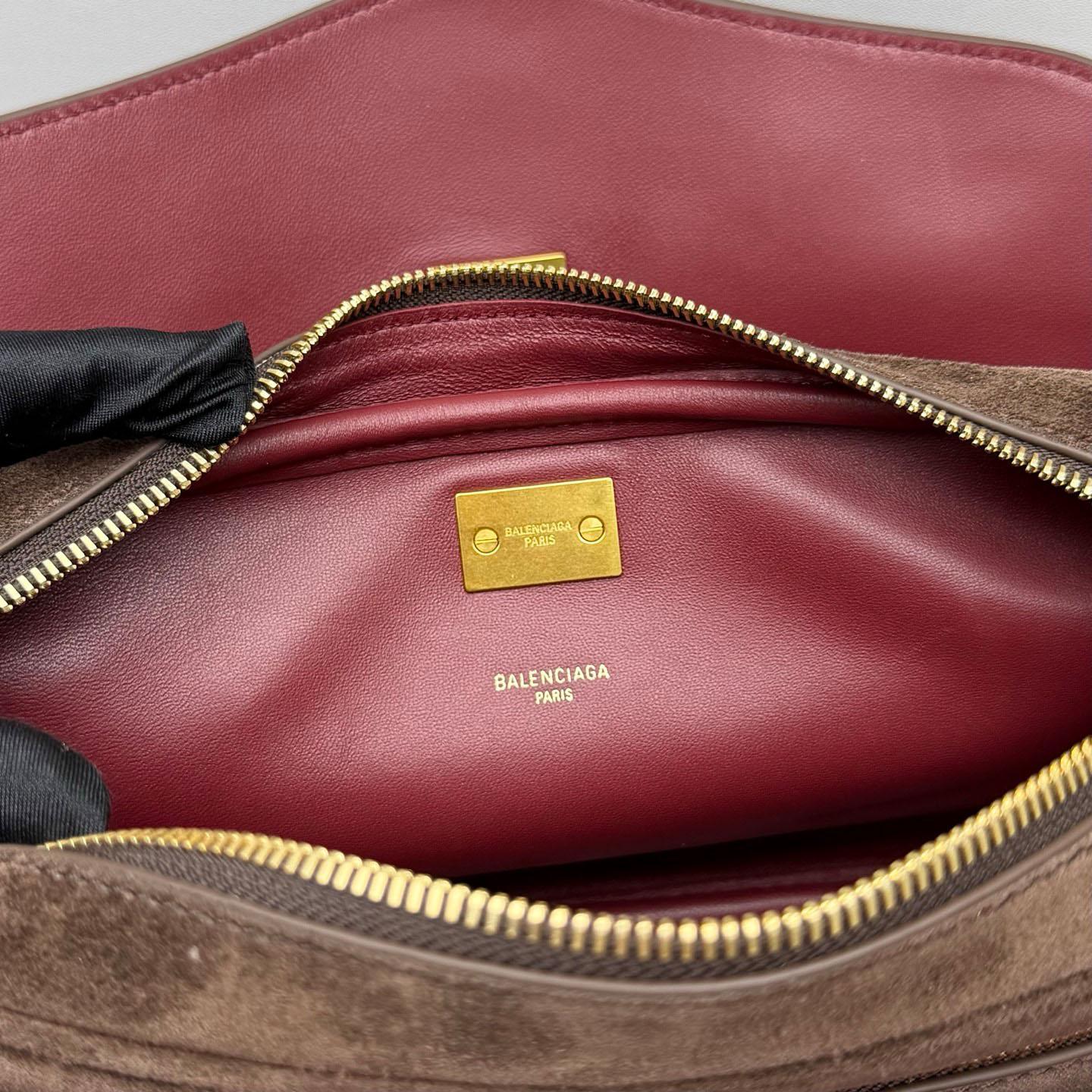 Balenciaga  Le 7 Shoulder Bag Medium In Moka - DesignerGu