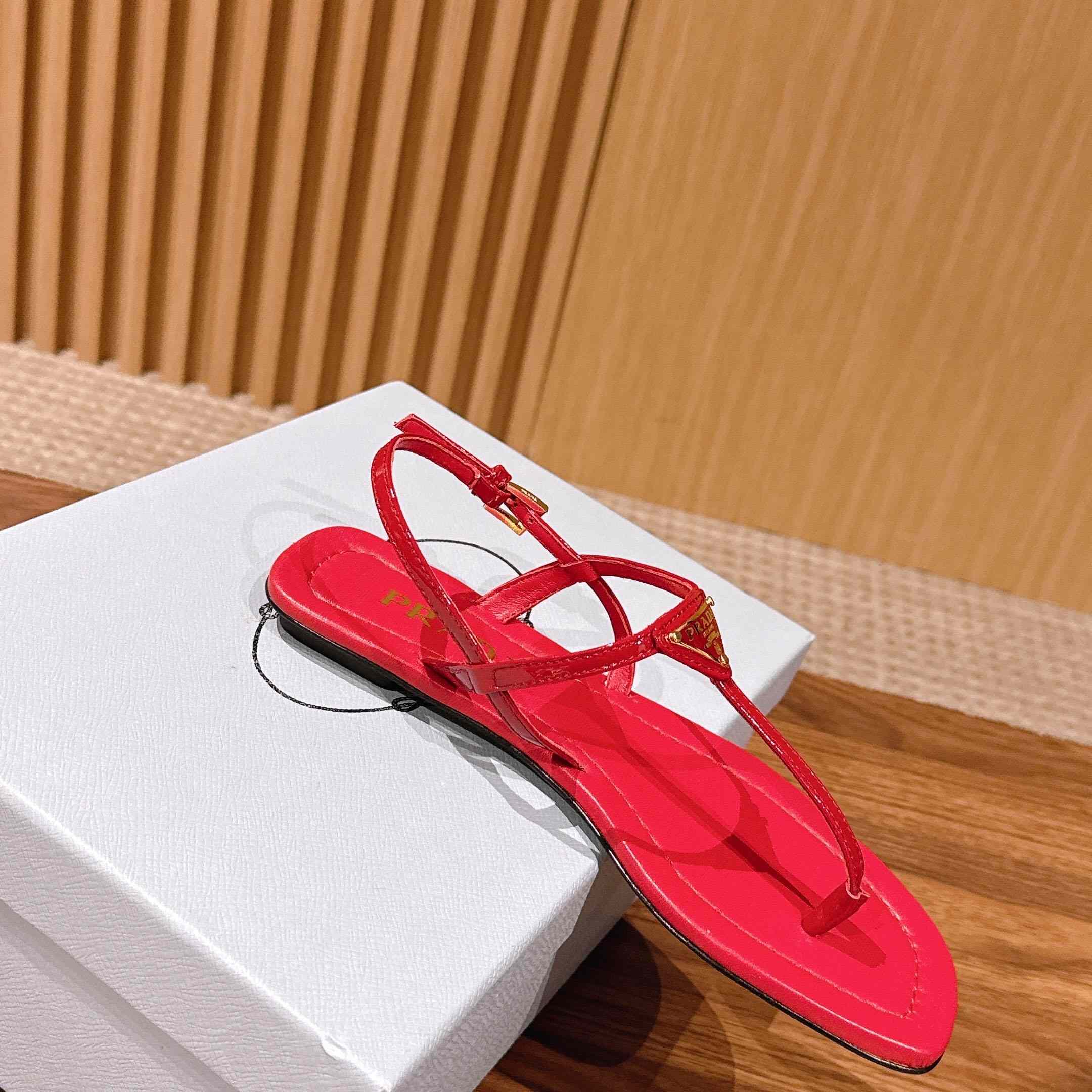 Prada Patent Leather Thong Sandals - DesignerGu