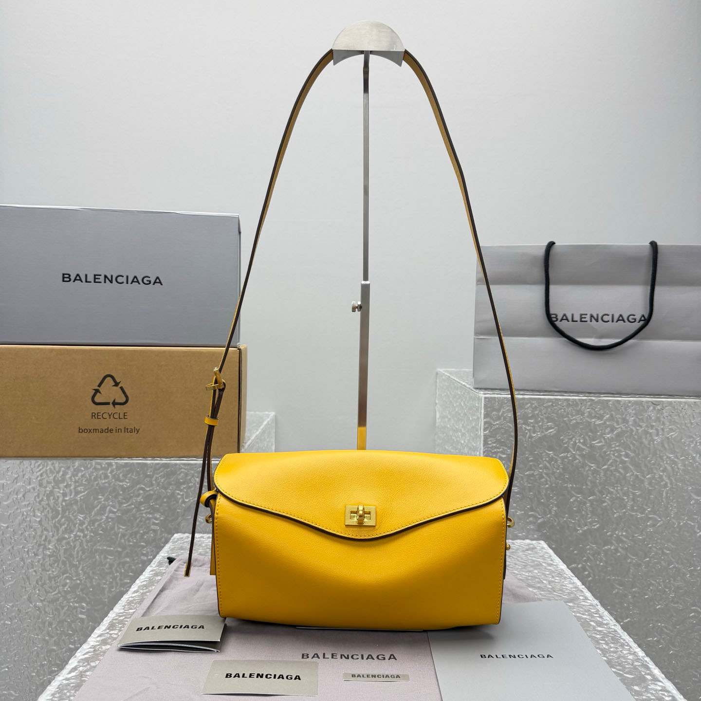Balenciaga  Le 7 Shoulder Bag Medium In Curry - DesignerGu