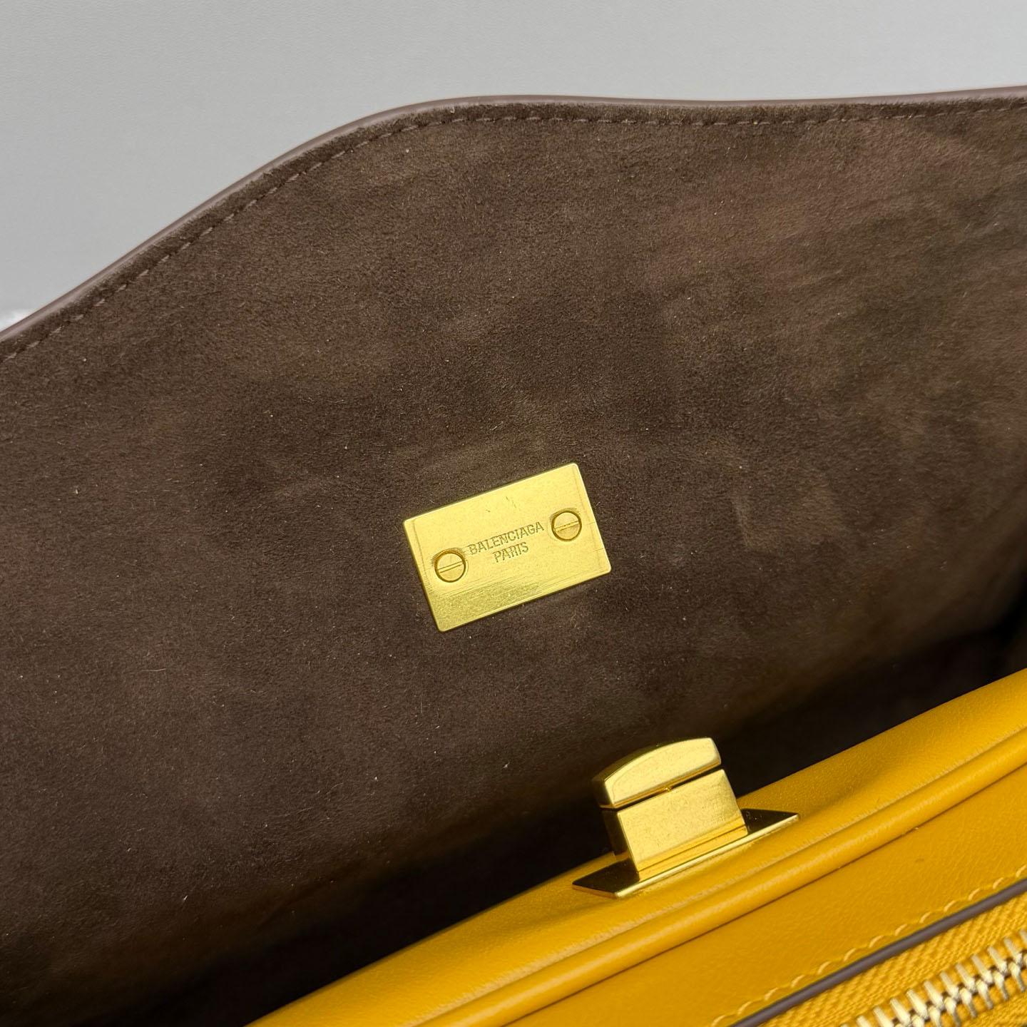 Balenciaga  Le 7 Shoulder Bag Medium In Curry - DesignerGu