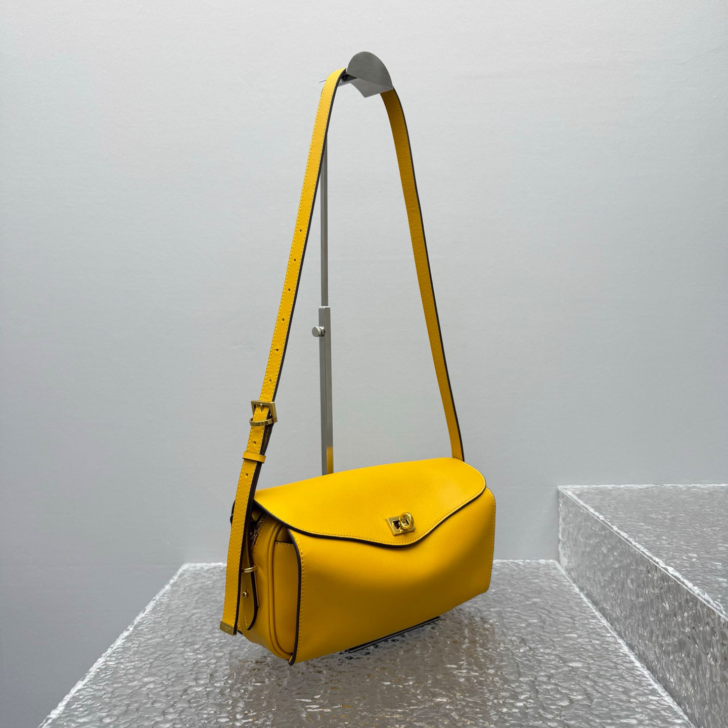 Balenciaga  Le 7 Shoulder Bag Medium In Curry - DesignerGu