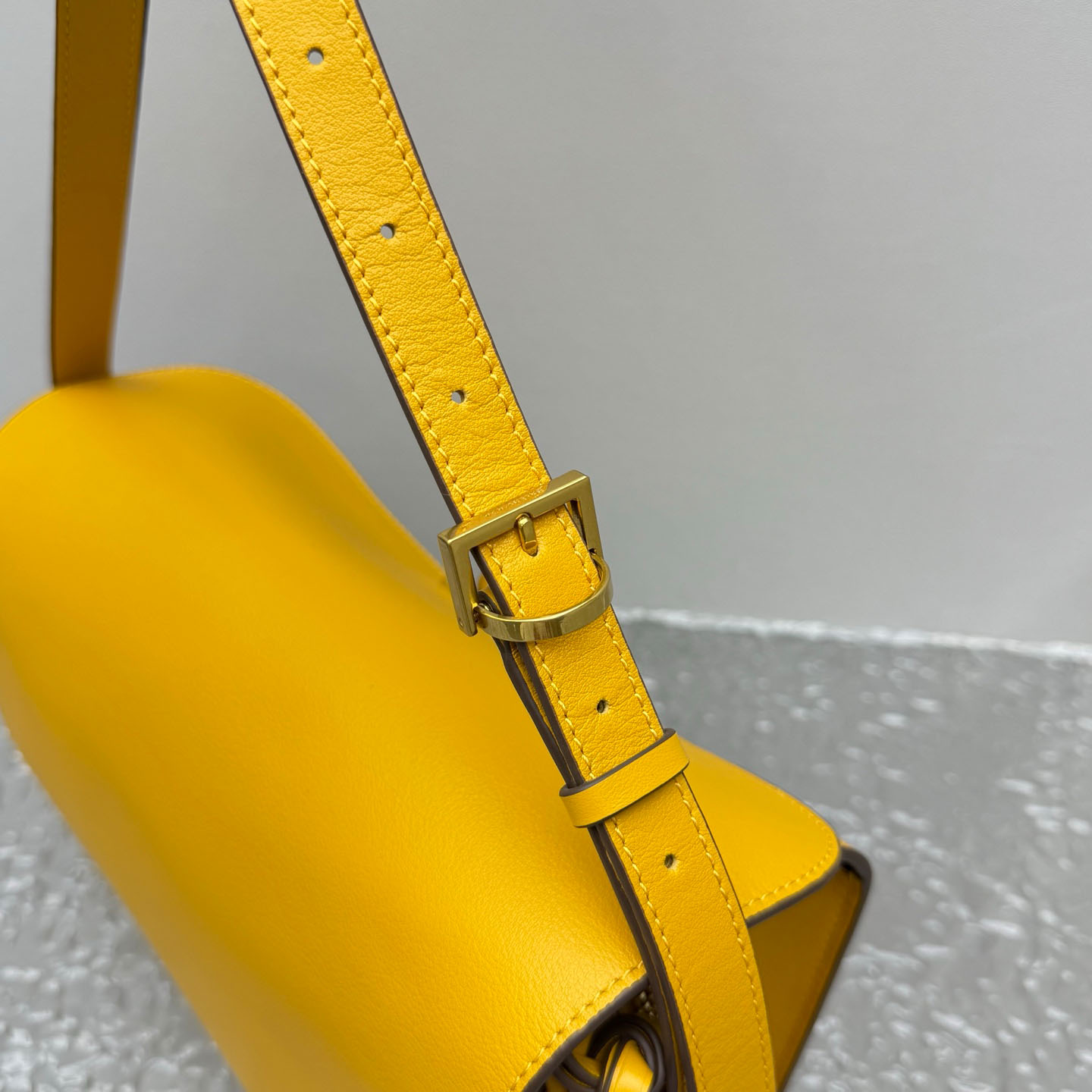 Balenciaga  Le 7 Shoulder Bag Medium In Curry - DesignerGu