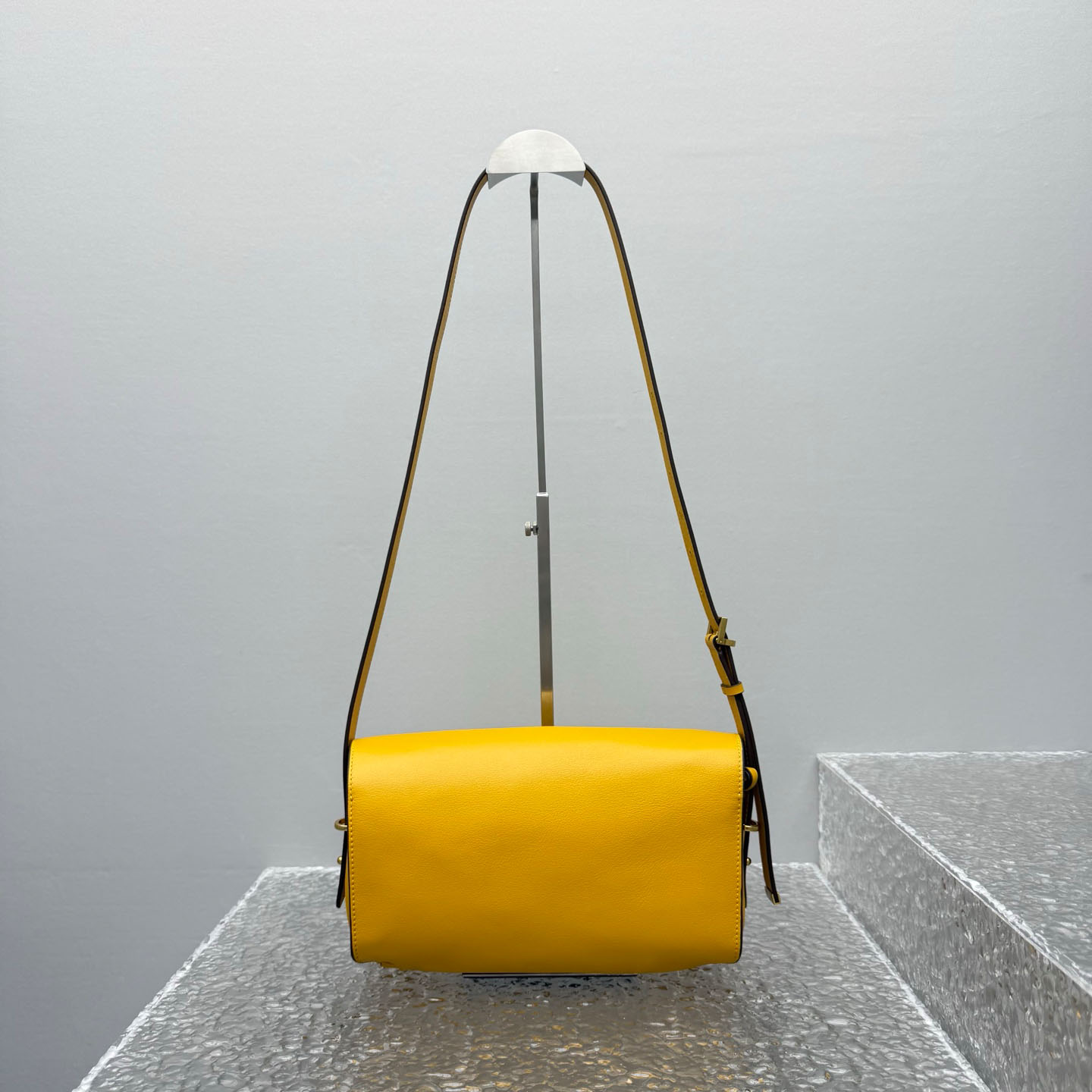 Balenciaga  Le 7 Shoulder Bag Medium In Curry - DesignerGu