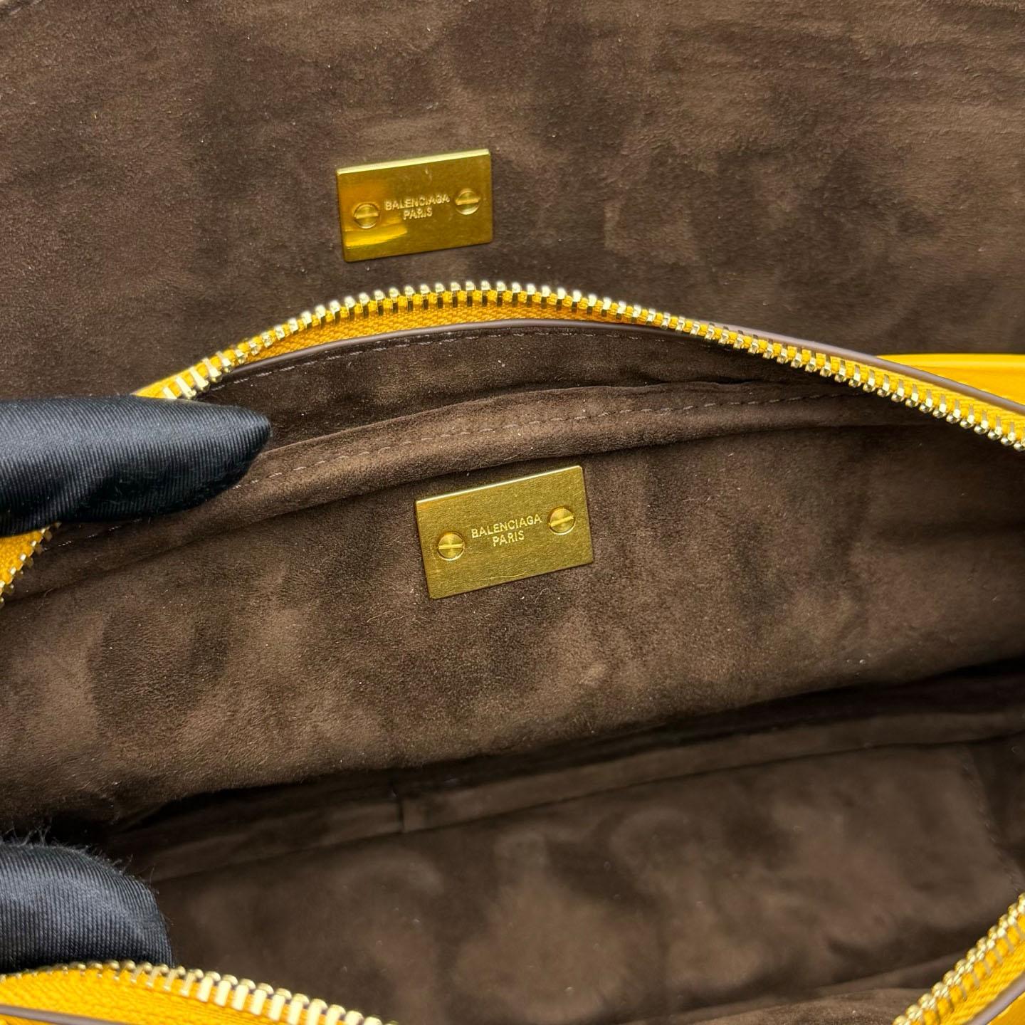 Balenciaga  Le 7 Shoulder Bag Medium In Curry - DesignerGu