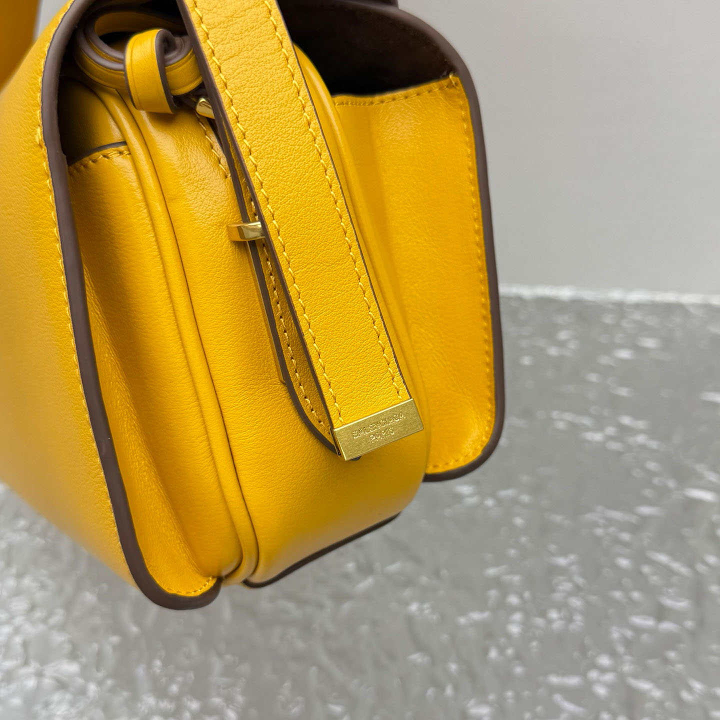 Balenciaga  Le 7 Shoulder Bag Medium In Curry - DesignerGu