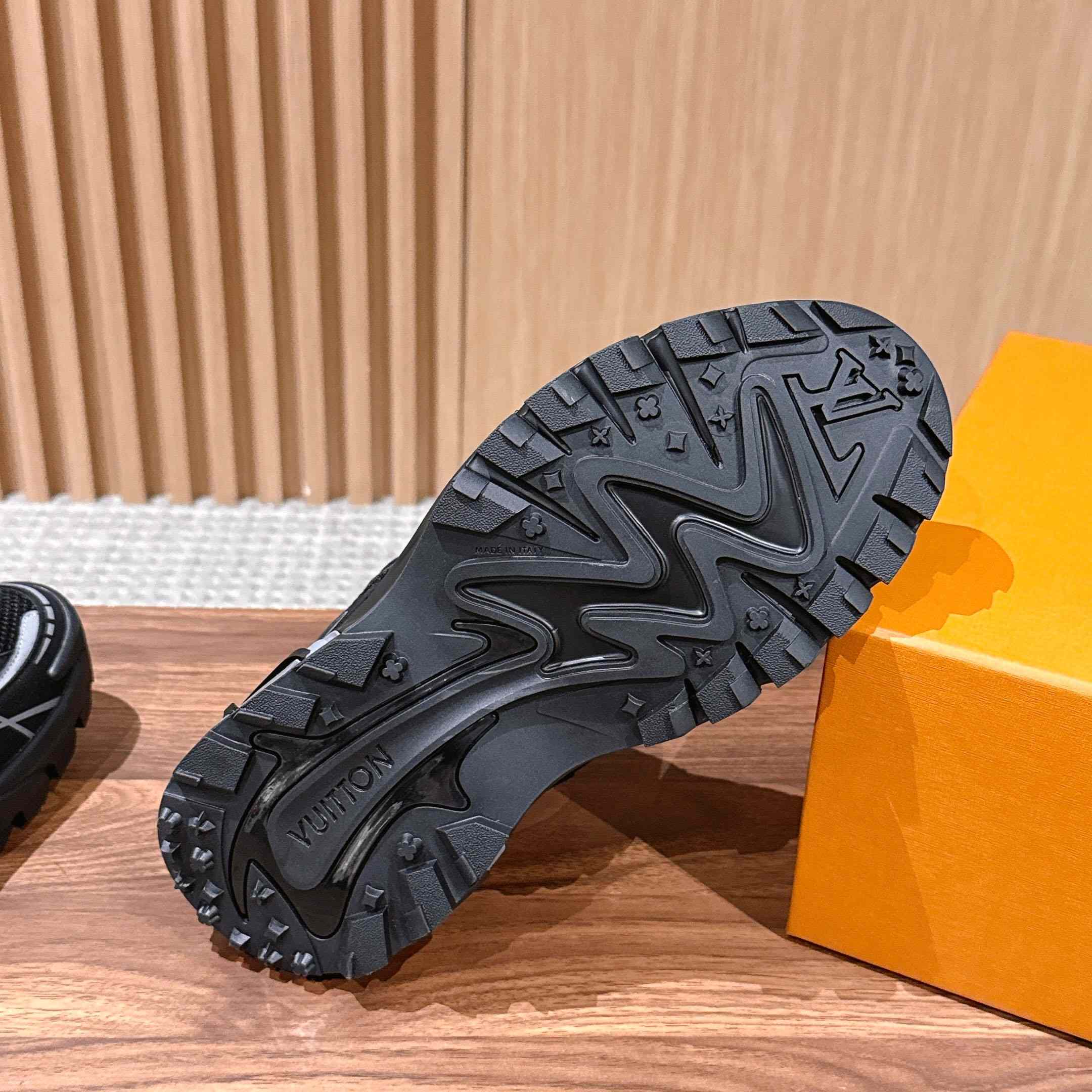 Louis Vuitton LV Tatic Runner Sneaker 1AKC3L - DesignerGu