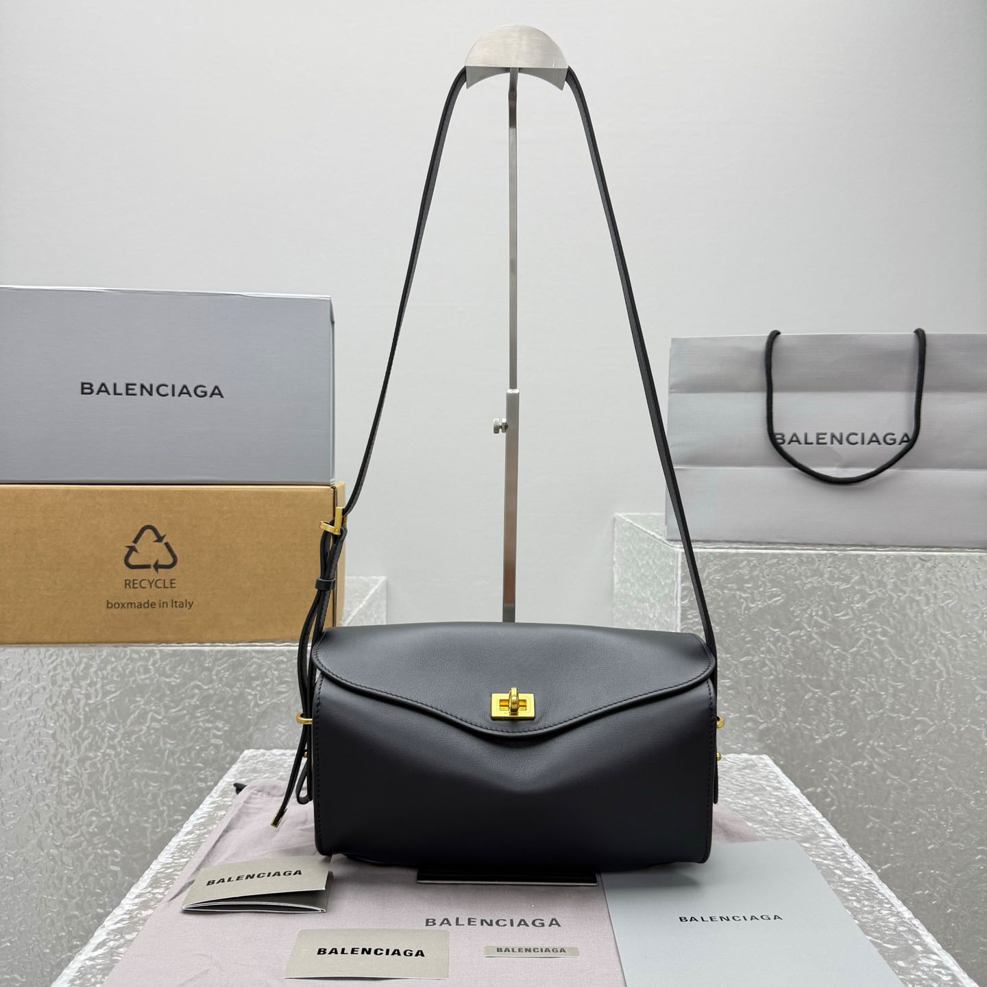Balenciaga  Le 7 Shoulder Bag Medium In Black - DesignerGu