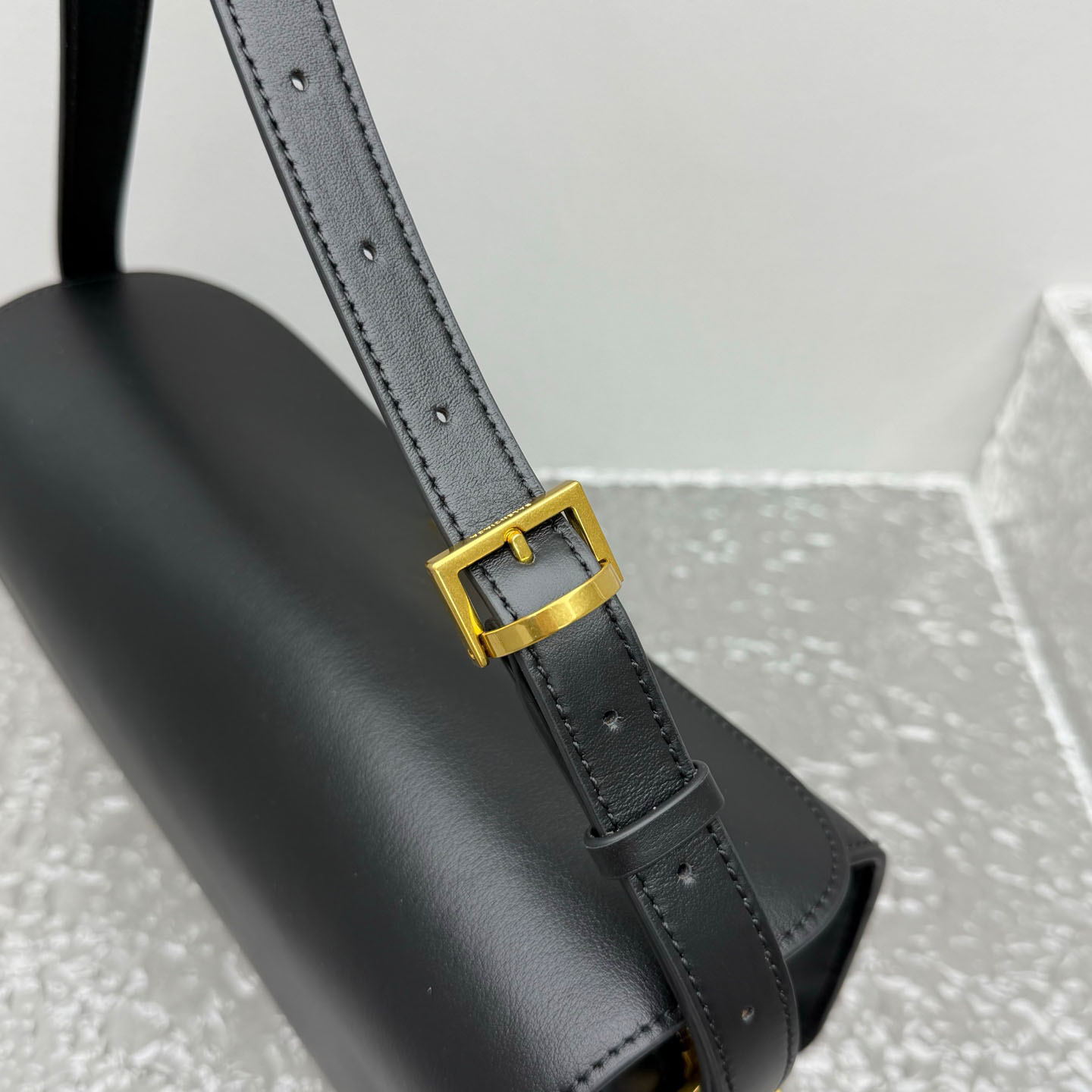 Balenciaga  Le 7 Shoulder Bag Medium In Black - DesignerGu