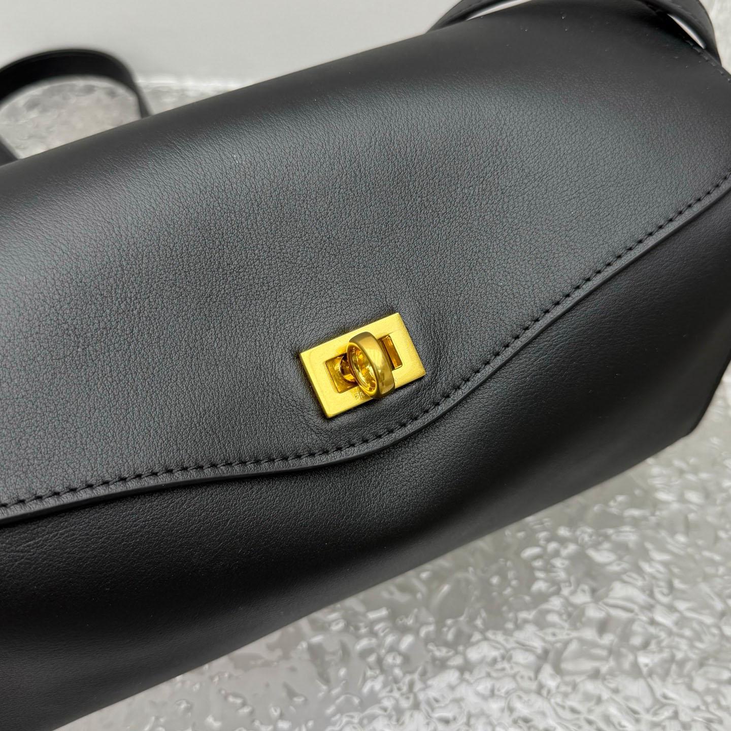 Balenciaga  Le 7 Shoulder Bag Medium In Black - DesignerGu