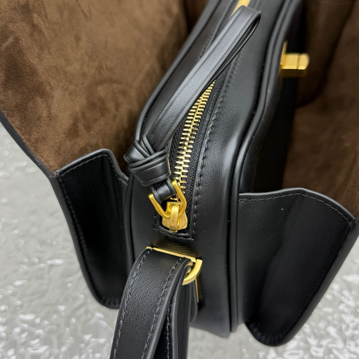Balenciaga  Le 7 Shoulder Bag Medium In Black - DesignerGu